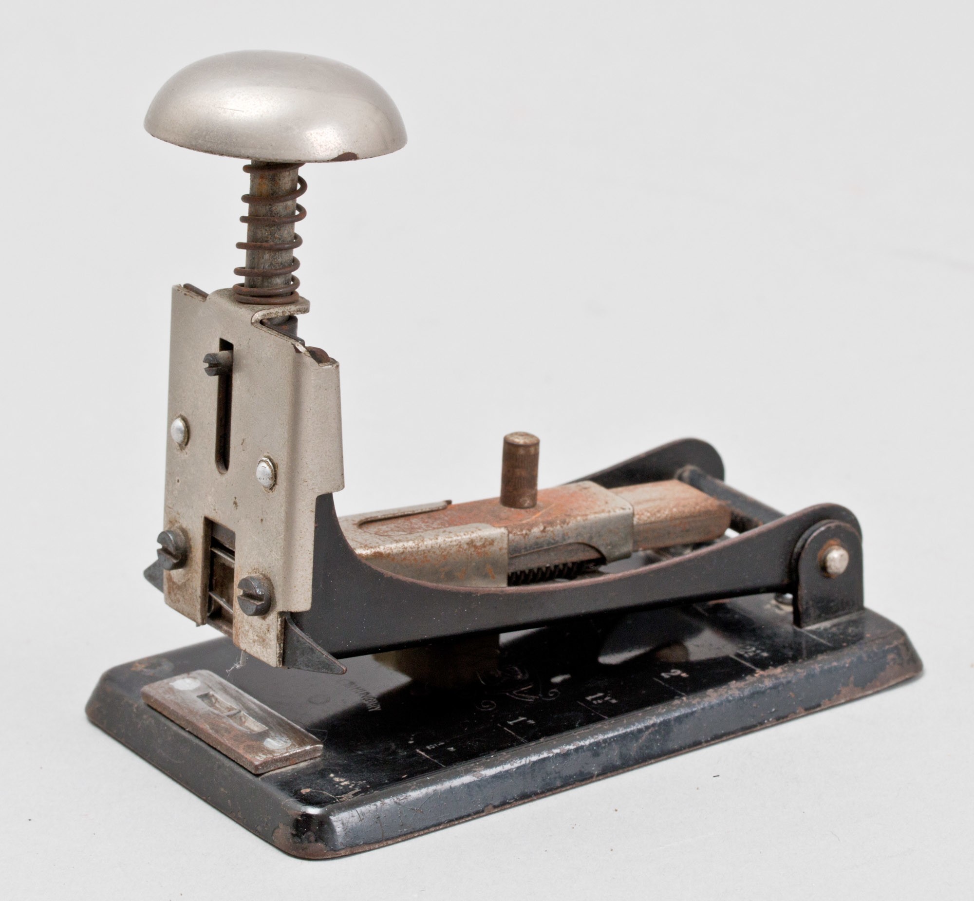 Tűzőgép „DERBY” (Postamúzeum CC BY-NC-SA)