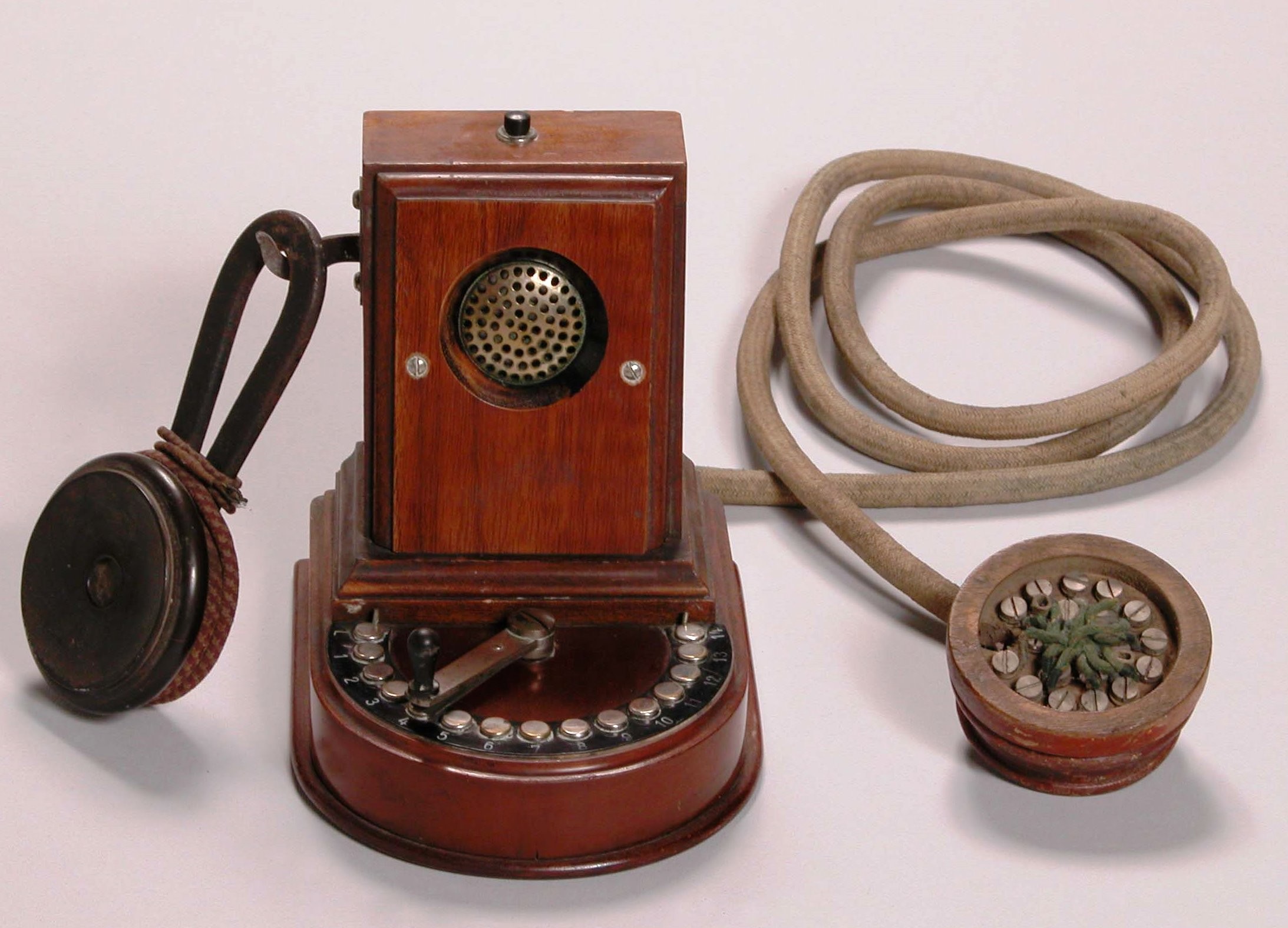 14 vonalas asztali vonalváltós telefon, hívógombbal (Postamúzeum CC BY-NC-SA)