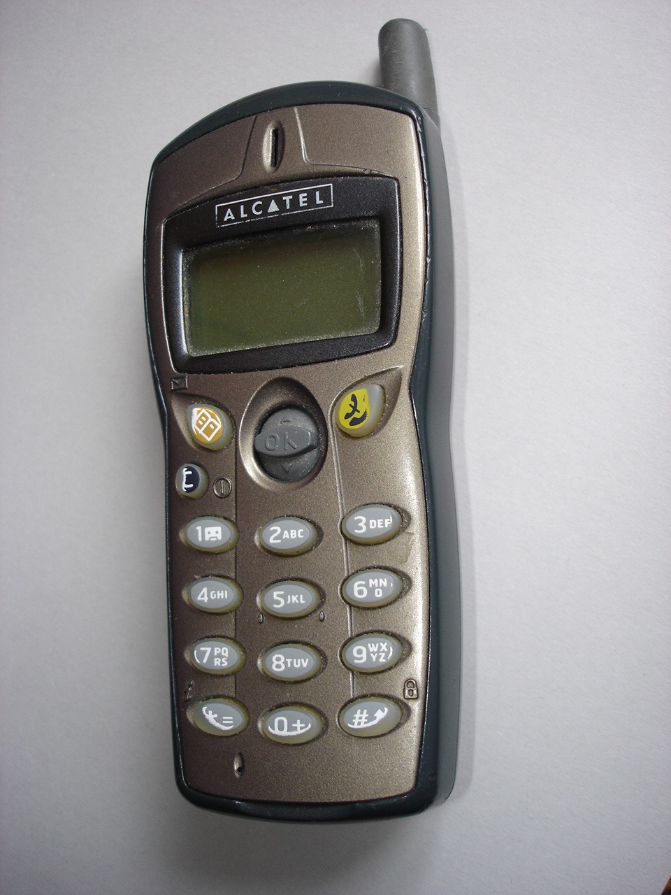 Alcatel OT 302 mobiltelefon (Postamúzeum CC BY-NC-SA)