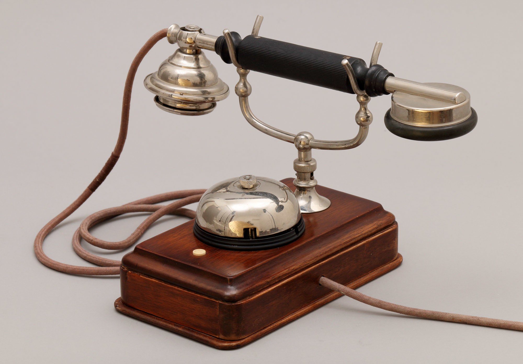 Asztali telefon-állomás kézibeszélővel, csengővel (Postamúzeum CC BY-NC-SA)