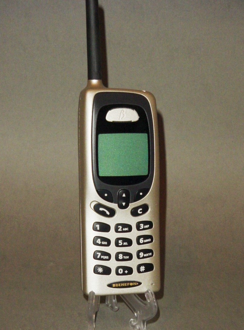 Benefon Titán NMT-450-es mobiltelefon (Postamúzeum CC BY-NC-SA)