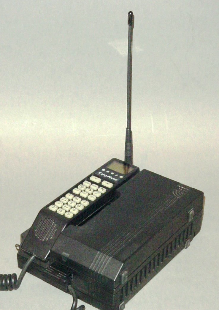 Carry Phone mobiltelefon NMT-450 (Postamúzeum CC BY-NC-SA)