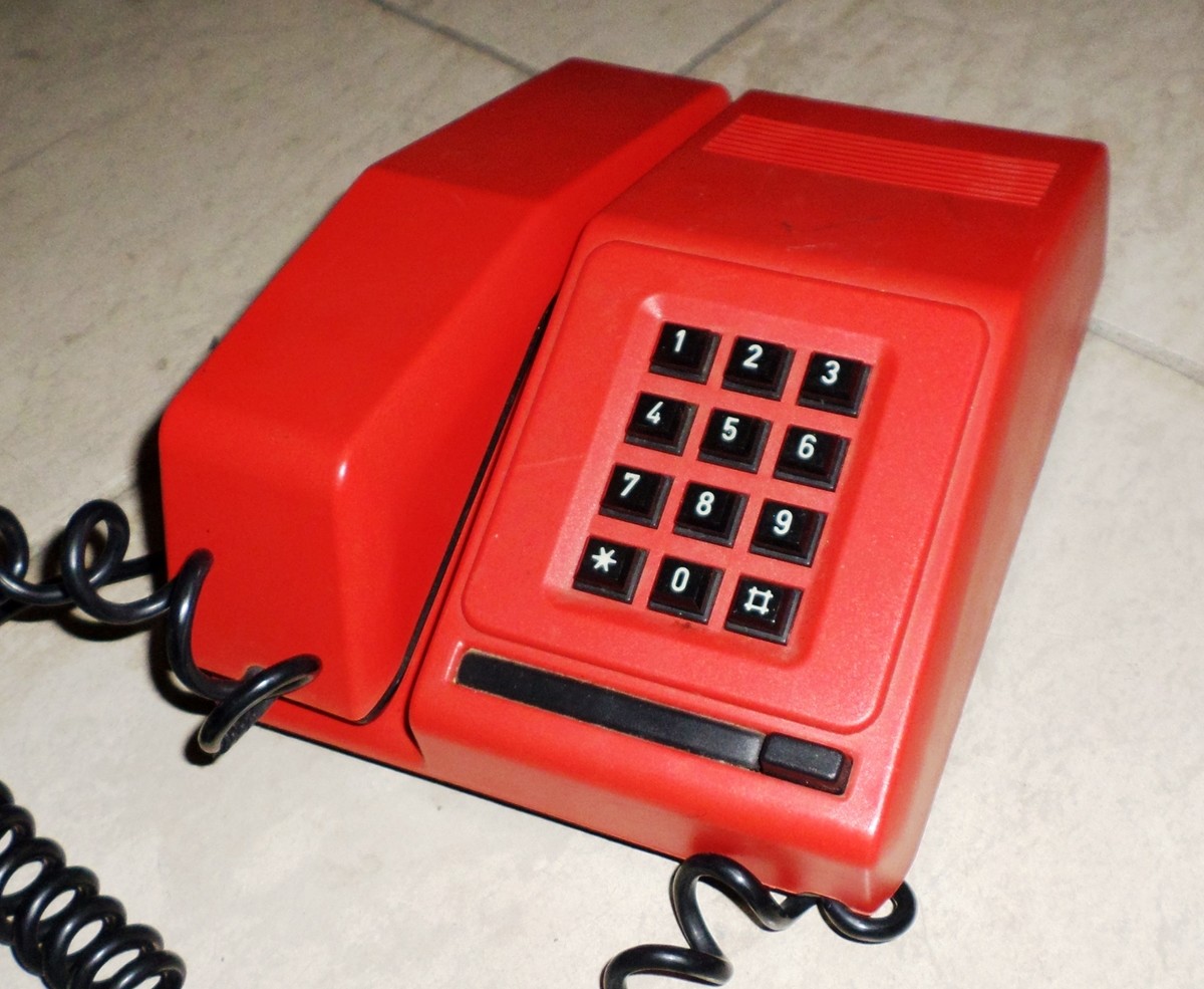 CB 815-ös nyomógombos telefon (piros, földelőgombos) (Postamúzeum CC BY-NC-SA)