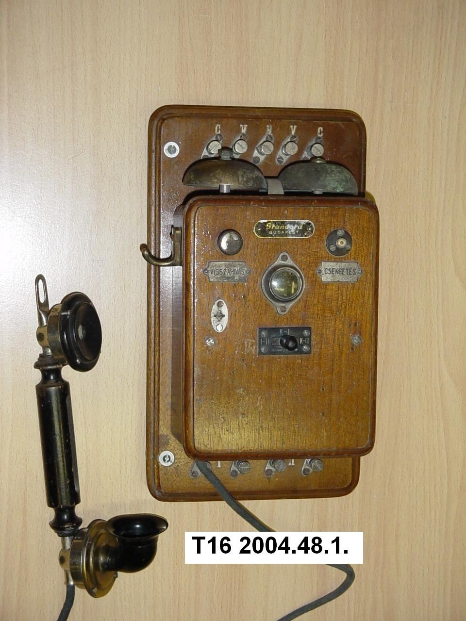 CB fali, fadobozos telefonkészülék, tölcséres kézibeszélővel (Postamúzeum CC BY-NC-SA)