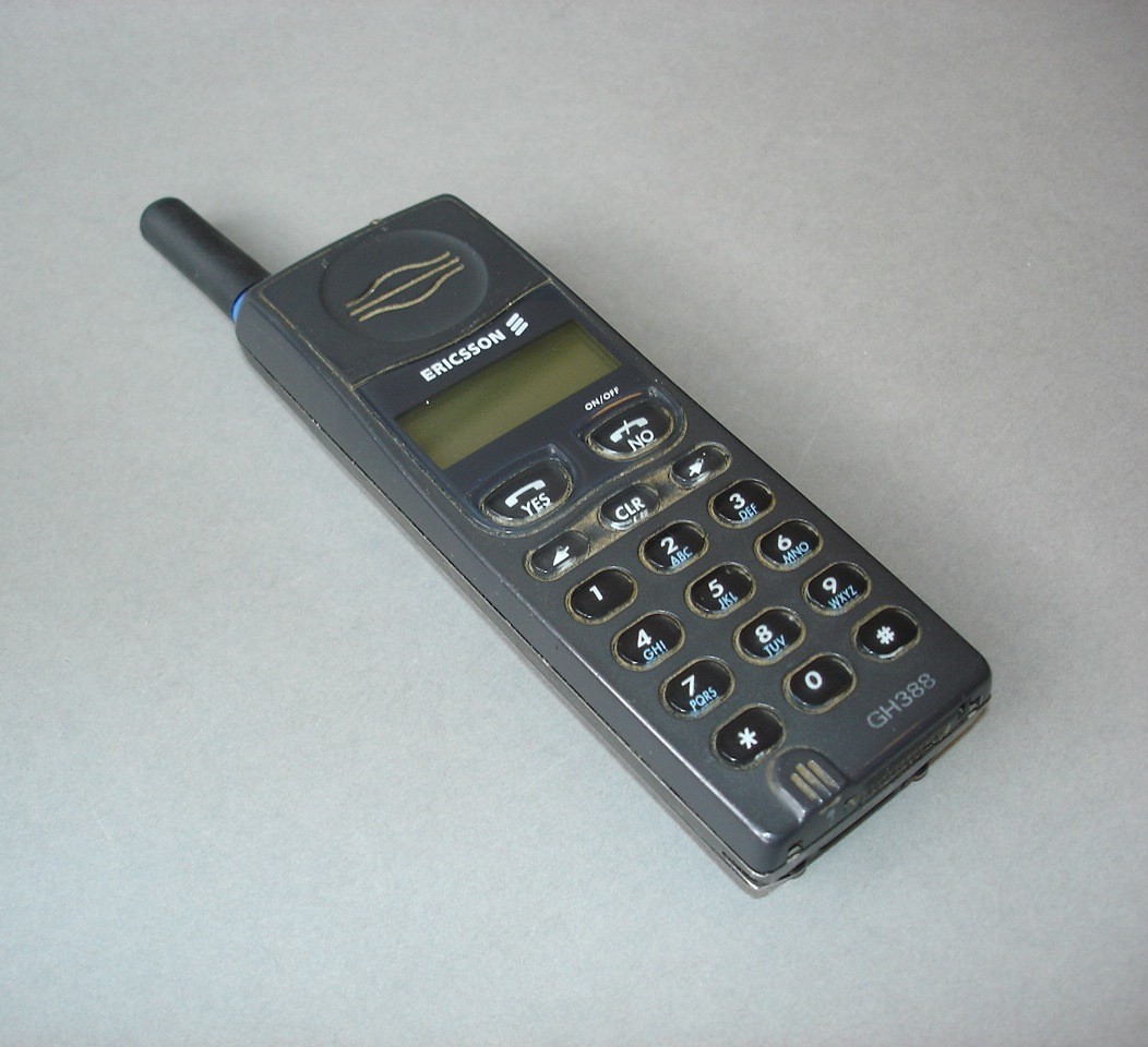 Ericsson GH388 mobiltelefon (Postamúzeum CC BY-NC-SA)