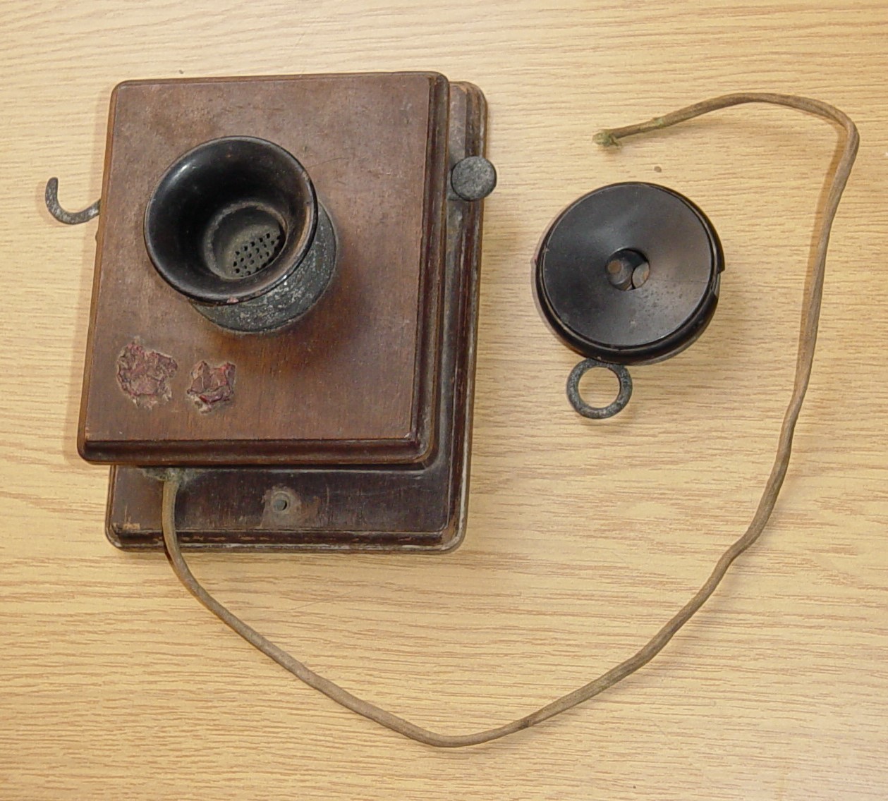Fali telefon-állomás, telepjelzésre (Postamúzeum CC BY-NC-SA)