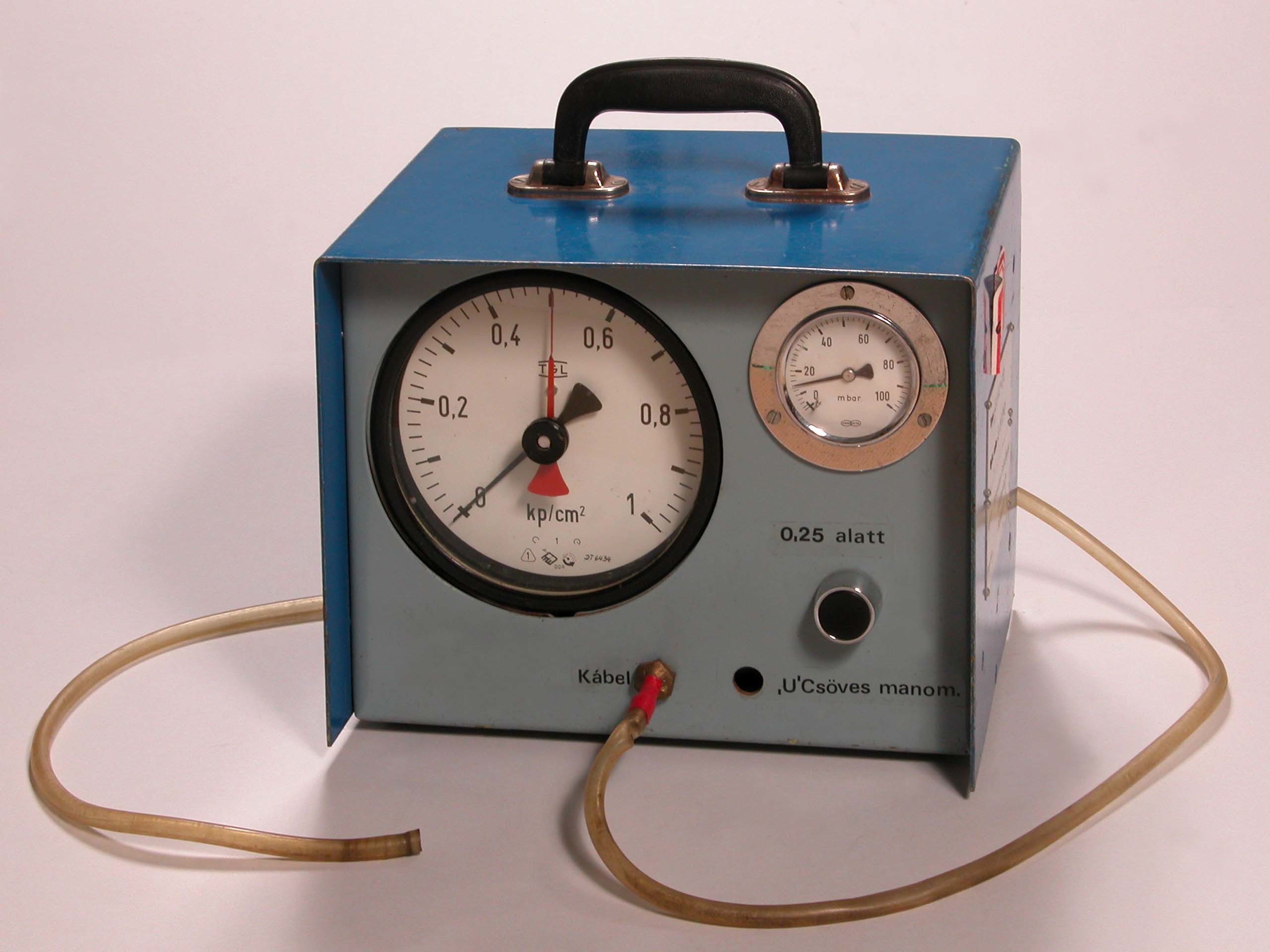 Gáznyomásmérő műszer (Postamúzeum CC BY-NC-SA)