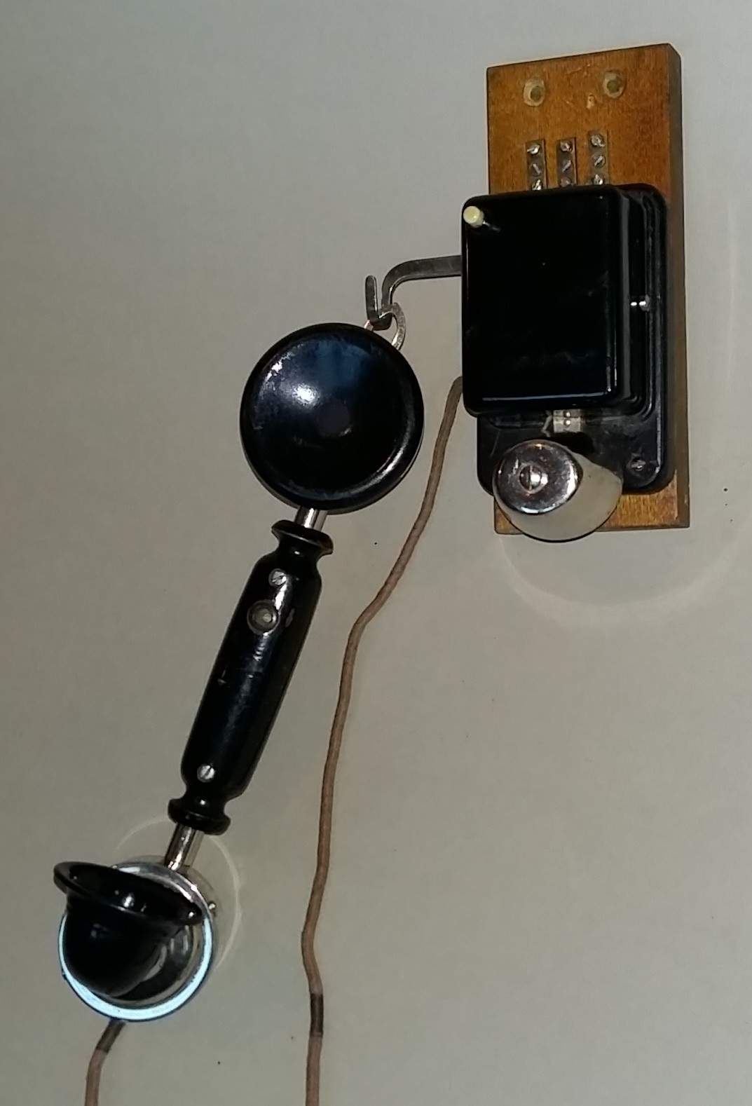 Házi telefon, tölcséres kézibeszélővel,falapra szerelve (Postamúzeum CC BY-NC-SA)
