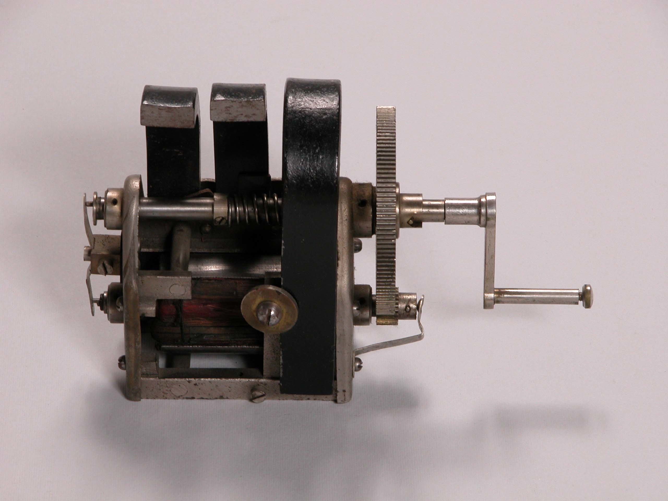 Induktor 3 mágnessel (metszetelt) (Postamúzeum CC BY-NC-SA)