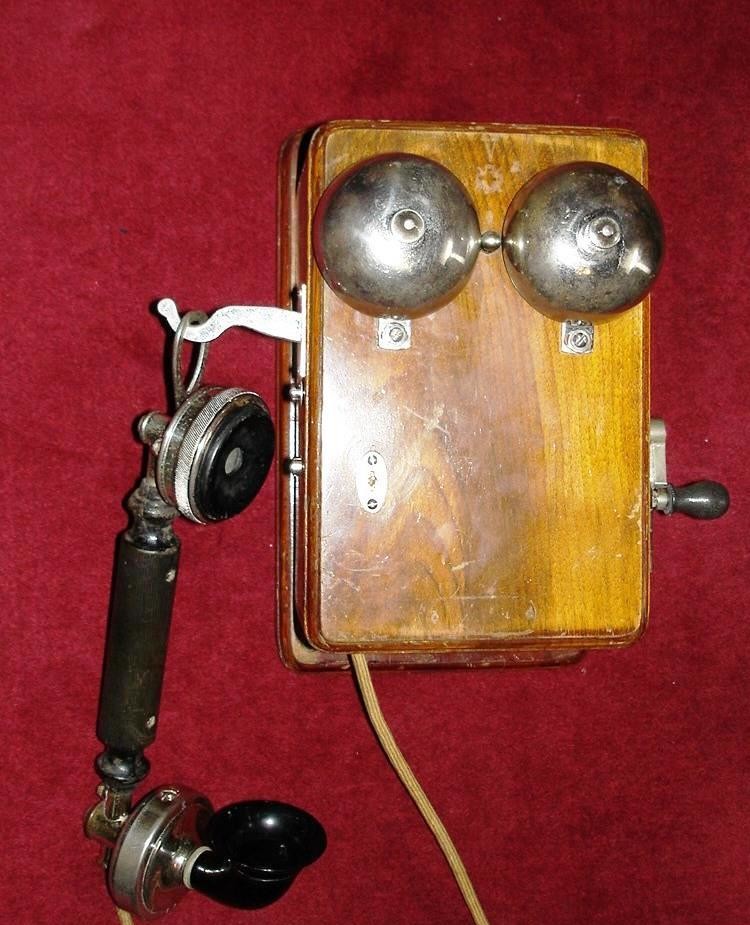 LB fali telefon (Postamúzeum CC BY-NC-SA)