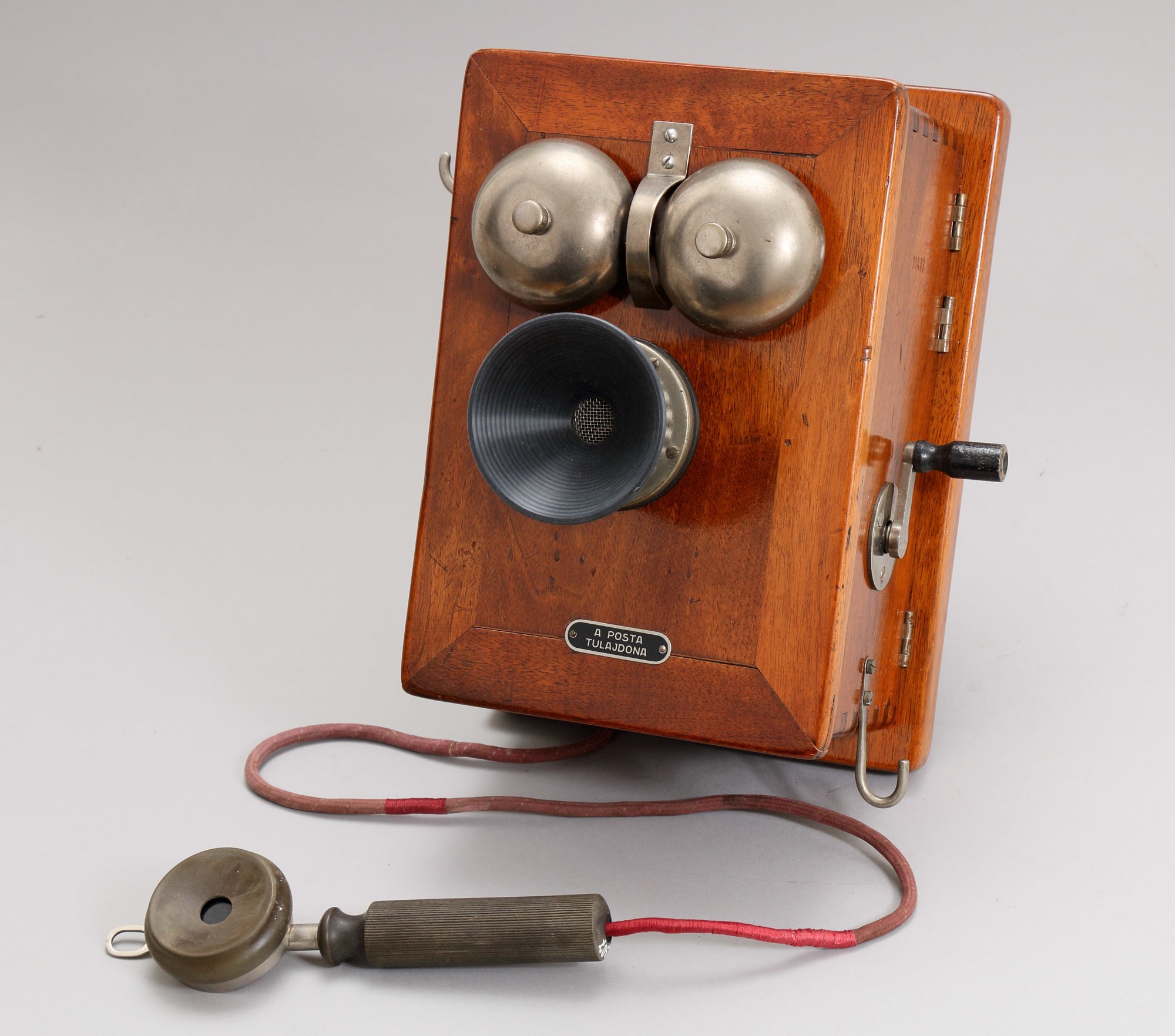LB. II-es fali távbeszélő készülék, nyeles hallgatóval (Postamúzeum CC BY-NC-SA)