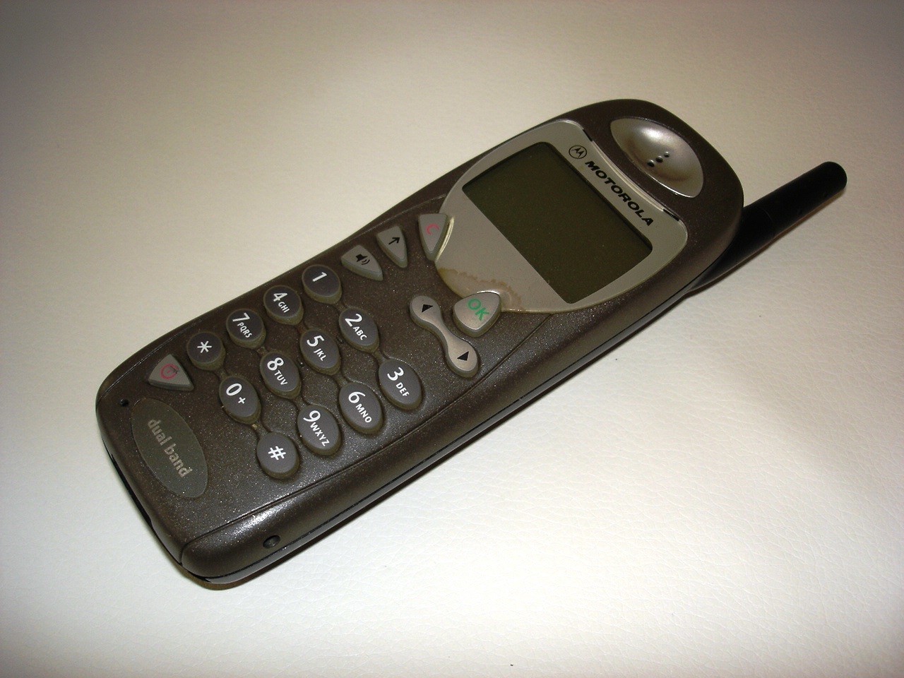 Motorola M3888 mobiltelefon (Postamúzeum CC BY-NC-SA)