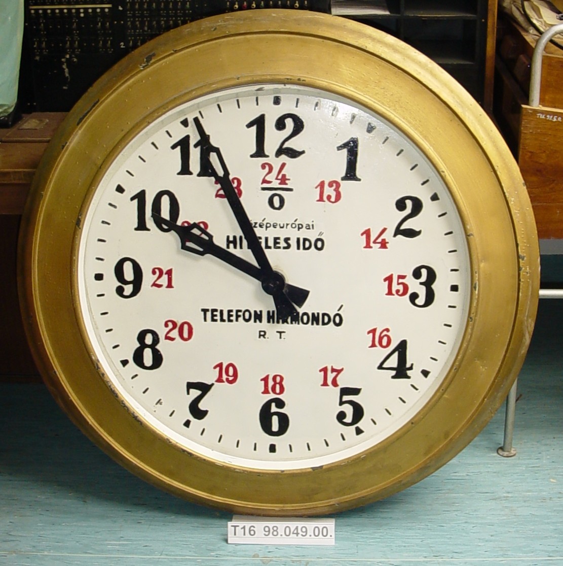 Pontos idő óra (nagy méretű) (Postamúzeum CC BY-NC-SA)