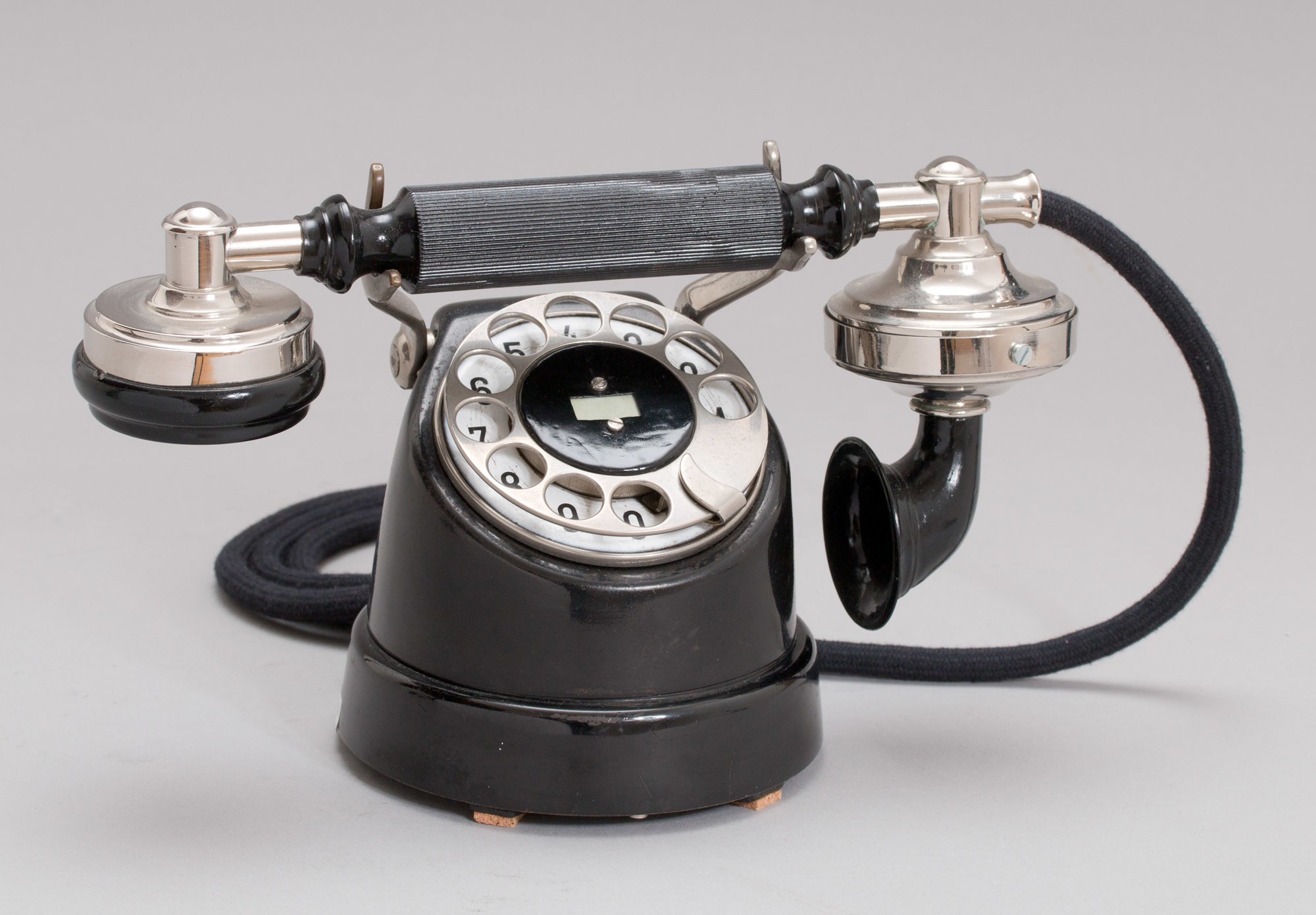 SA 25 asztali tárcsás telefon, "Kuhfuß"D.427.3. kézibeszélővel (Postamúzeum CC BY-NC-SA)