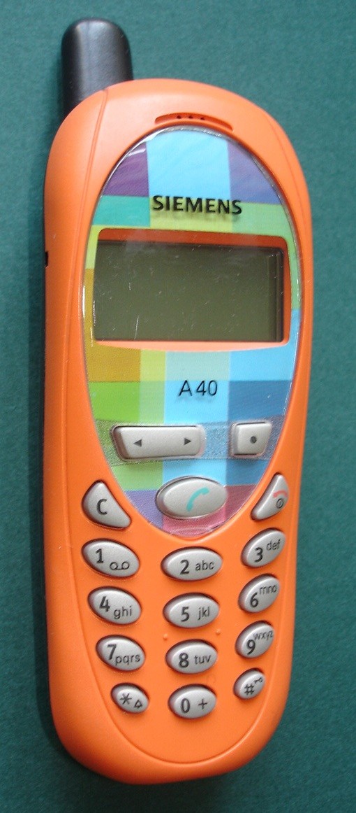 Siemens A40 mobiltelefon (narancs/fekete) (Postamúzeum CC BY-NC-SA)