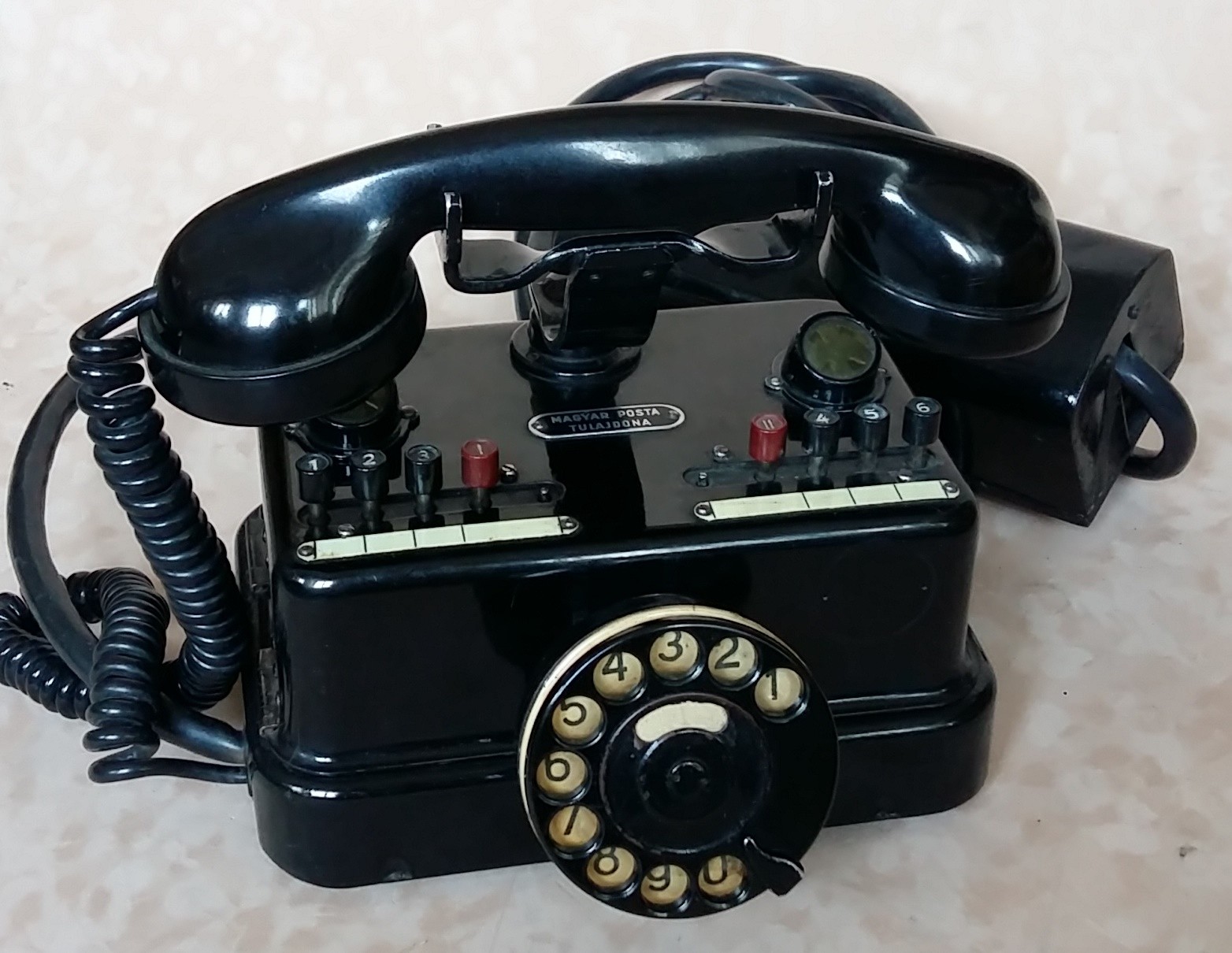 Soros rendszerű vonalváltós telefonkészülék (Postamúzeum CC BY-NC-SA)