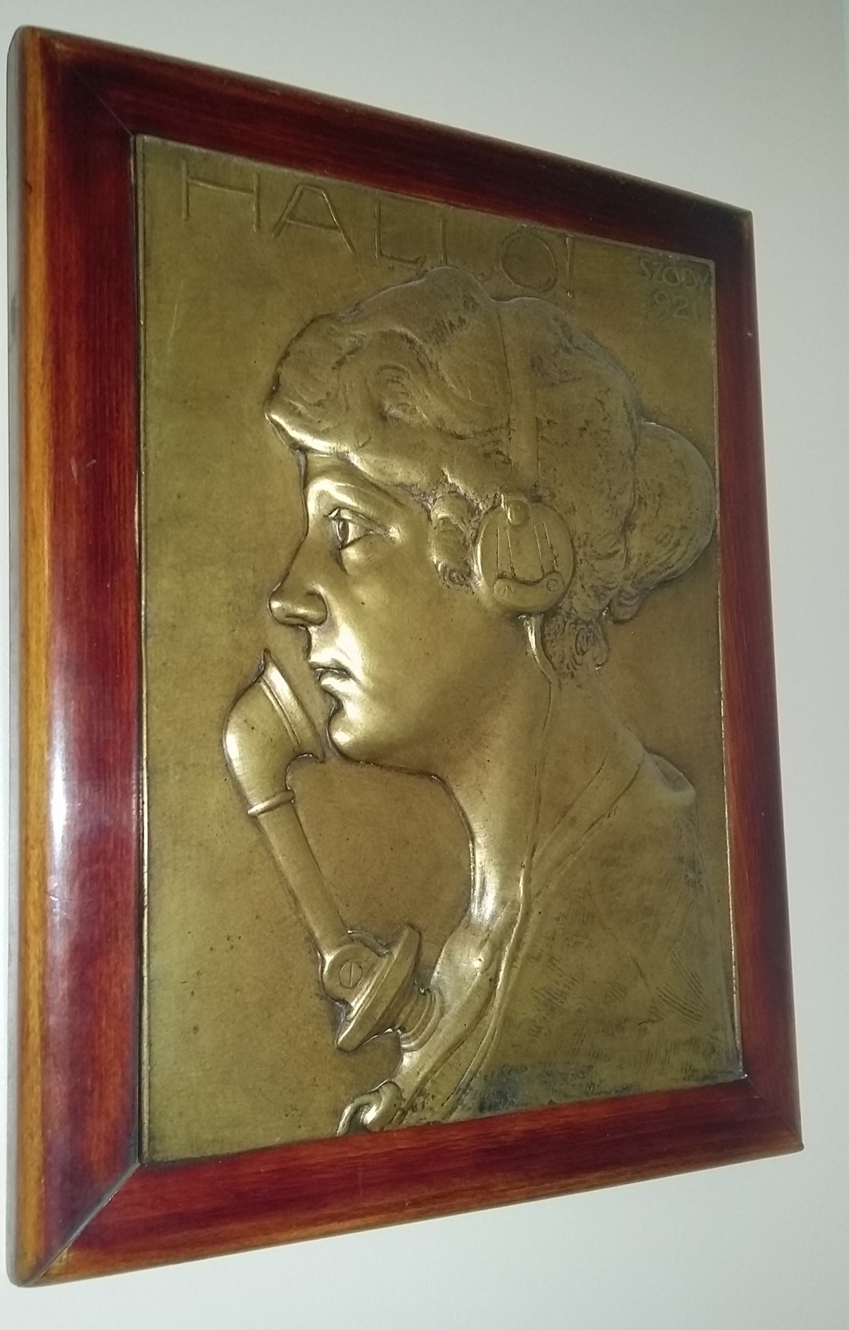 Telefonos kisasszonyt ábrázoló bronz plakett (Postamúzeum CC BY-NC-SA)