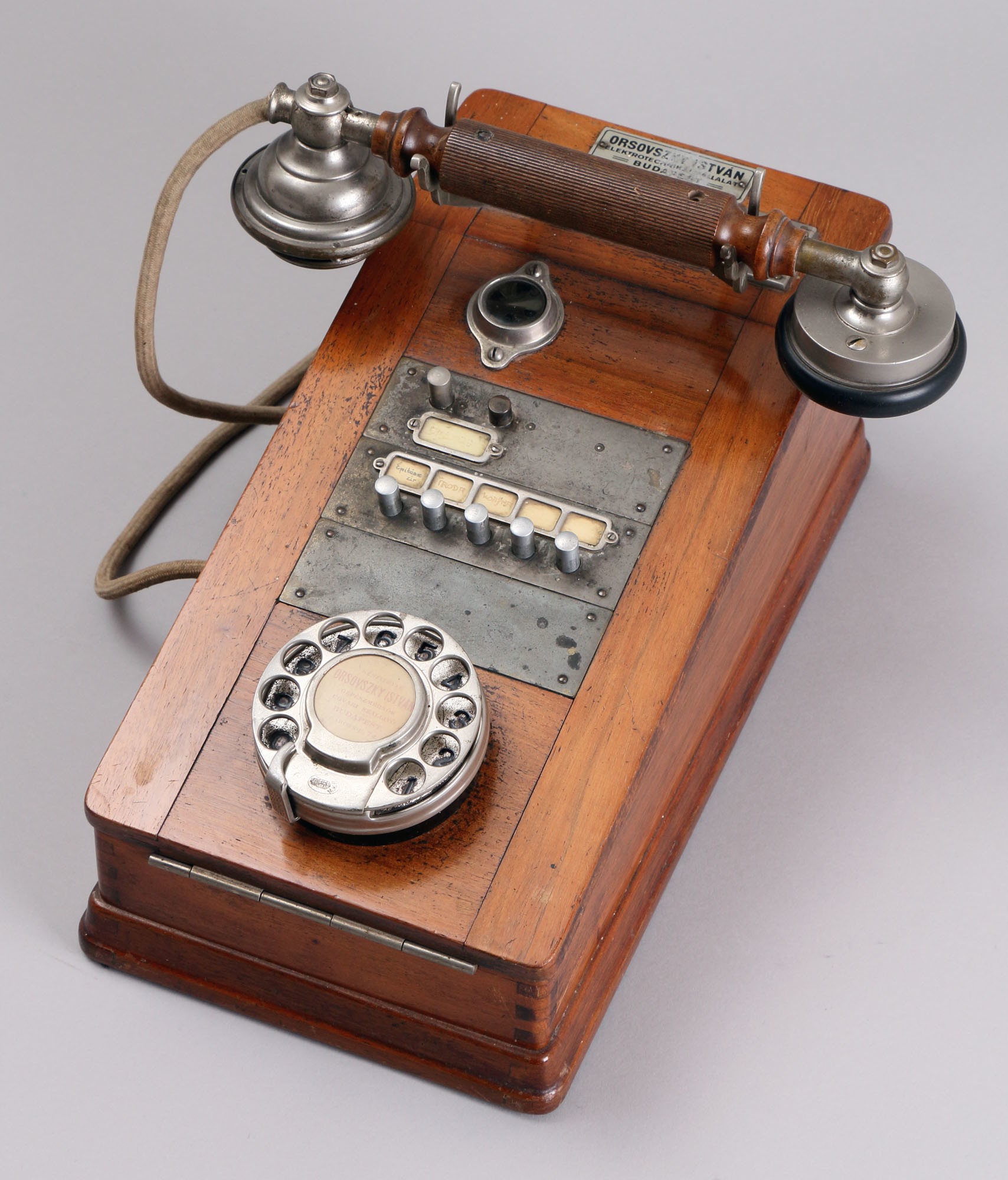 Vonalváltós asztali telefonkészülék (Postamúzeum CC BY-NC-SA)