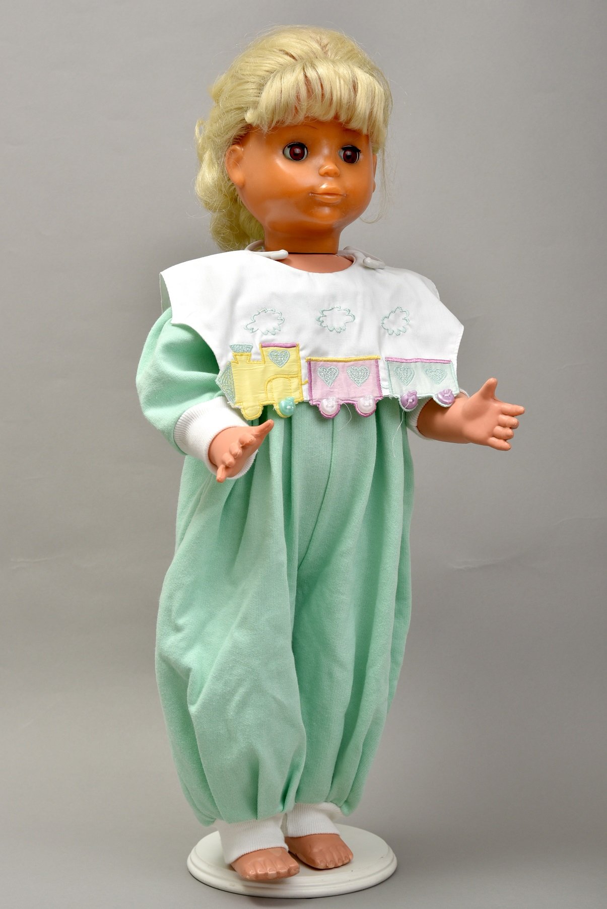 Járó baba gyermekruhában (Óbudai Múzeum CC BY-NC-SA)