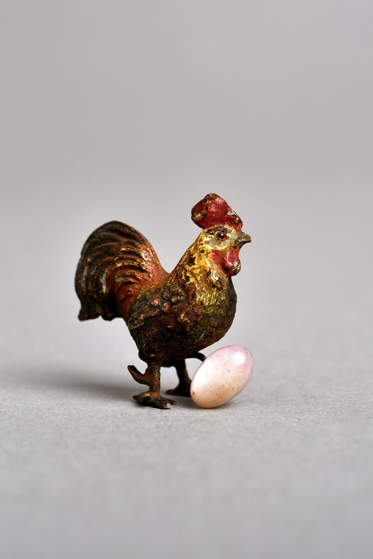 Miniatűr kakas, tojással (Óbudai Múzeum CC BY-NC-SA)