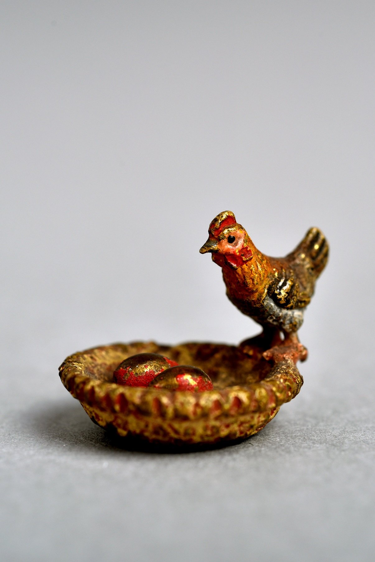 Miniatűr tyúk fészekkel, tojásokkal (Óbudai Múzeum CC BY-NC-SA)