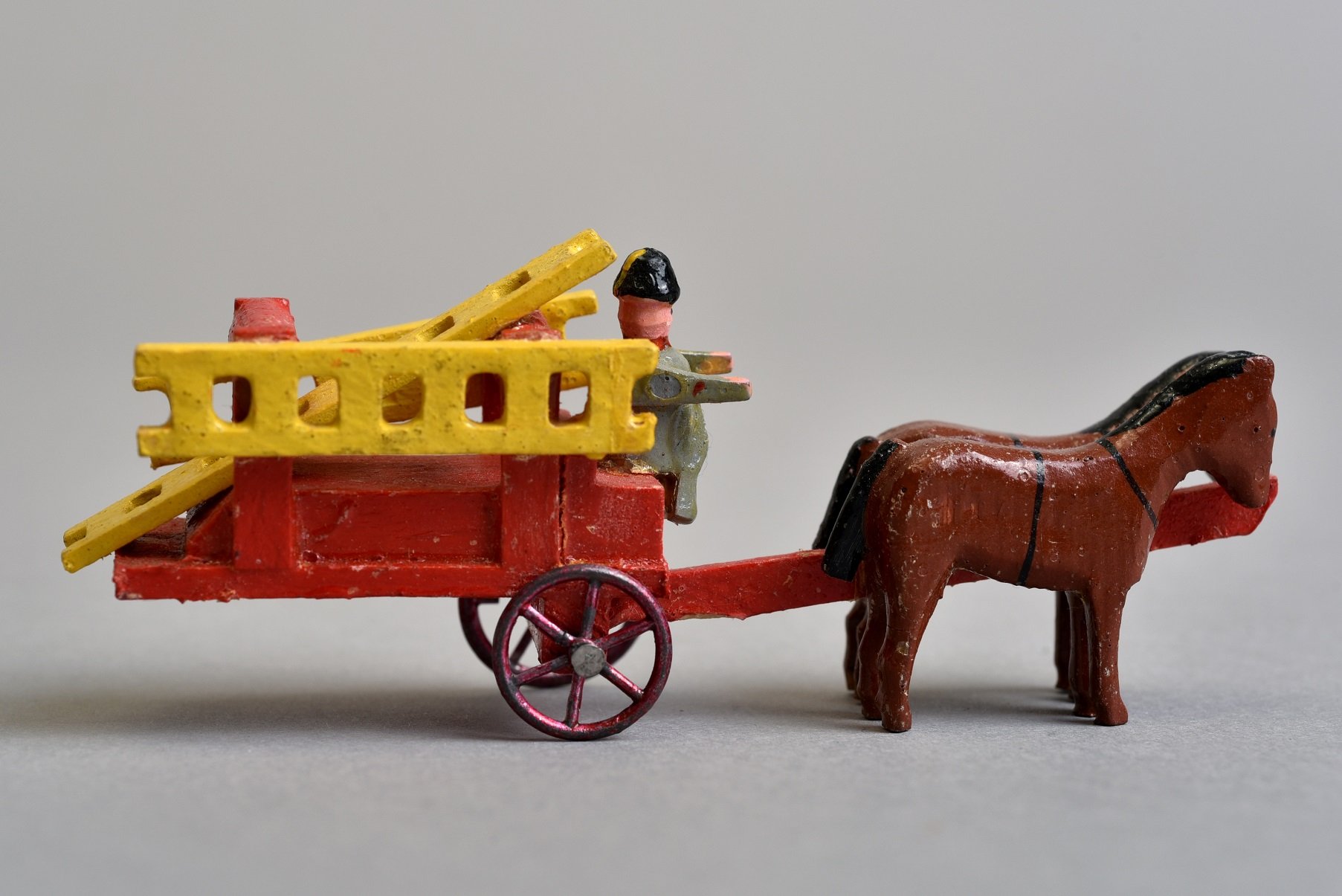 Miniatűr fa tűzoltó lovasszekér (Óbudai Múzeum CC BY-NC-SA)