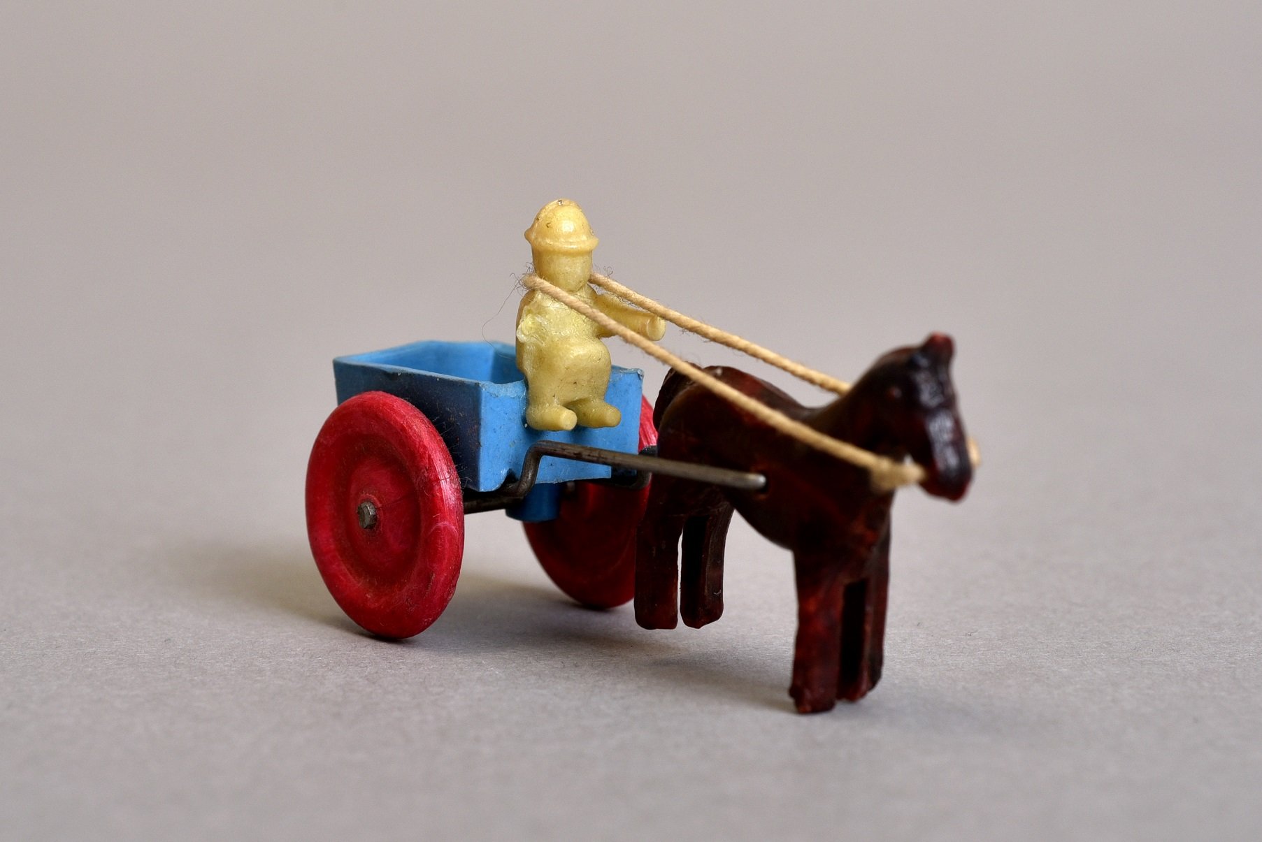 Miniatűr műanyag lovasfogat (Óbudai Múzeum CC BY-NC-SA)