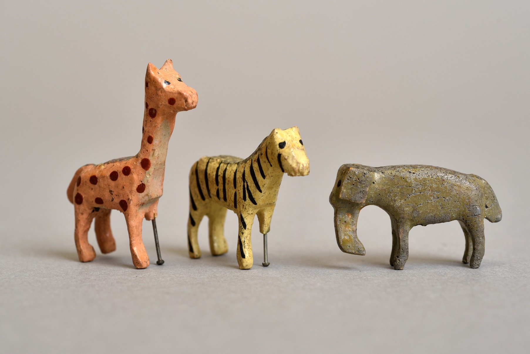 Miniatűr fa vadállatok: zsiráf, zebra, elefánt (Óbudai Múzeum CC BY-NC-SA)