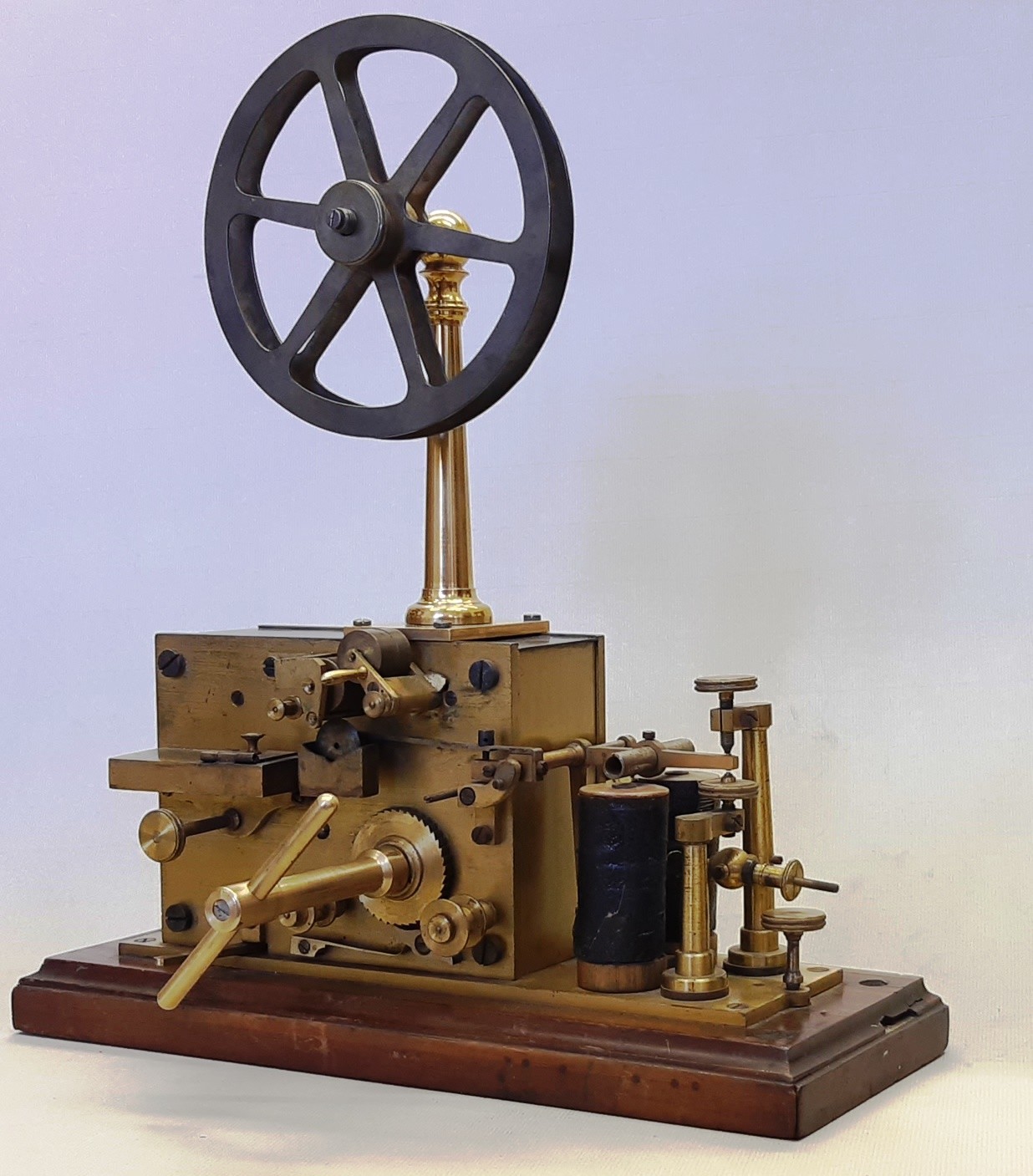 Morse rendszerű távírógép (Siemens-féle kékíró) (Postamúzeum CC BY-NC-SA)