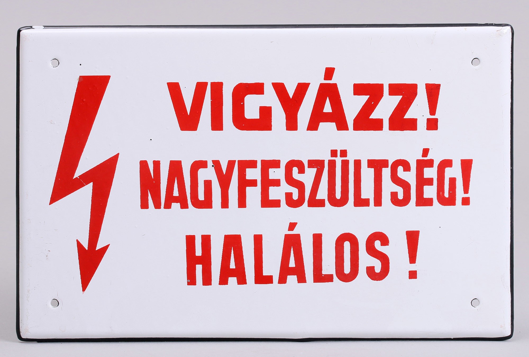 Zománctábla „VIGYÁZZ! NAGYFESZÜLTSÉG! HALÁLOS!” (Postamúzeum CC BY-NC-SA)