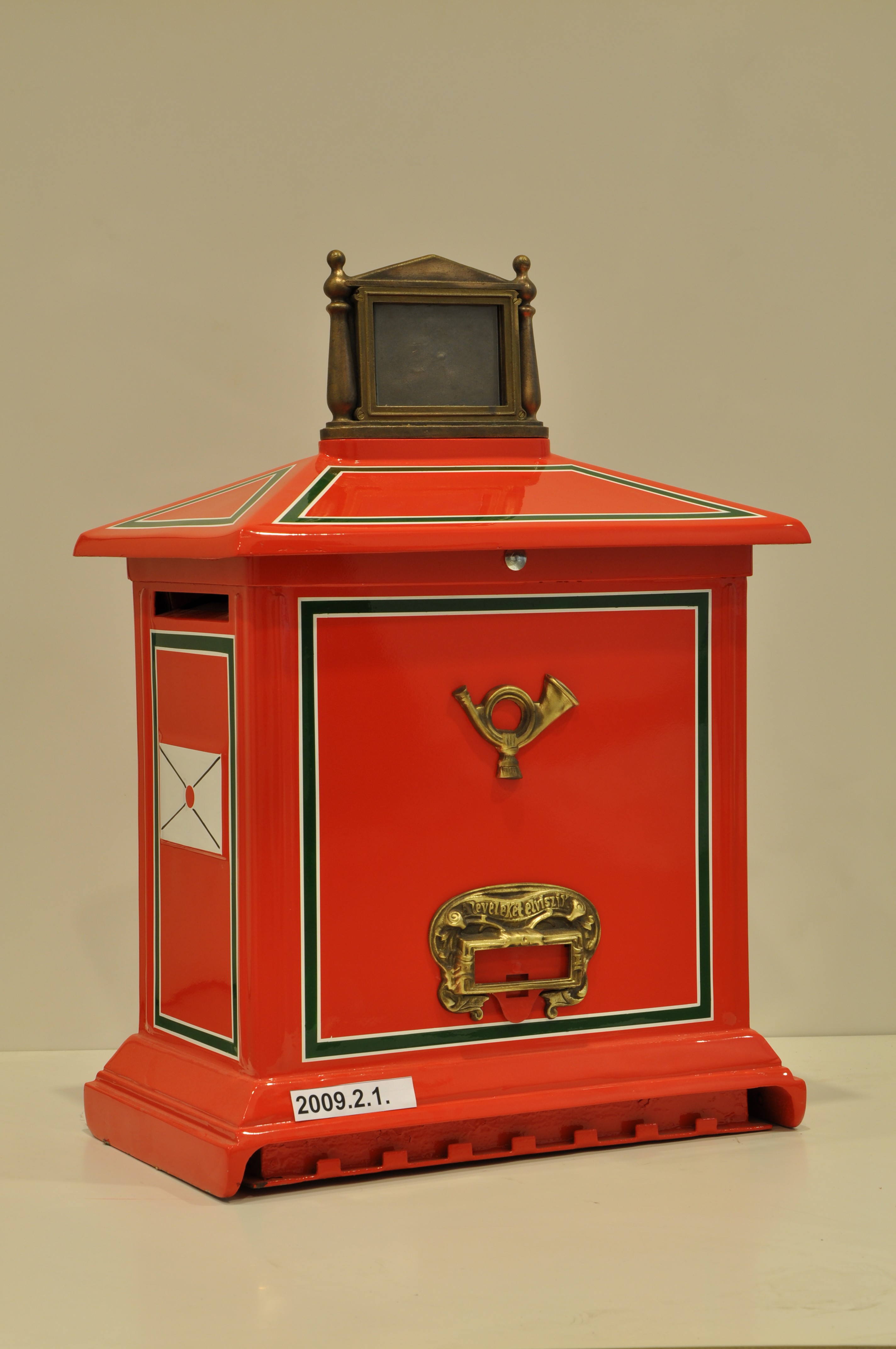 Nosztalgia típusú, gépi ürítésű levélszekrény (oromdíszes) (Postamúzeum CC BY-NC-SA)