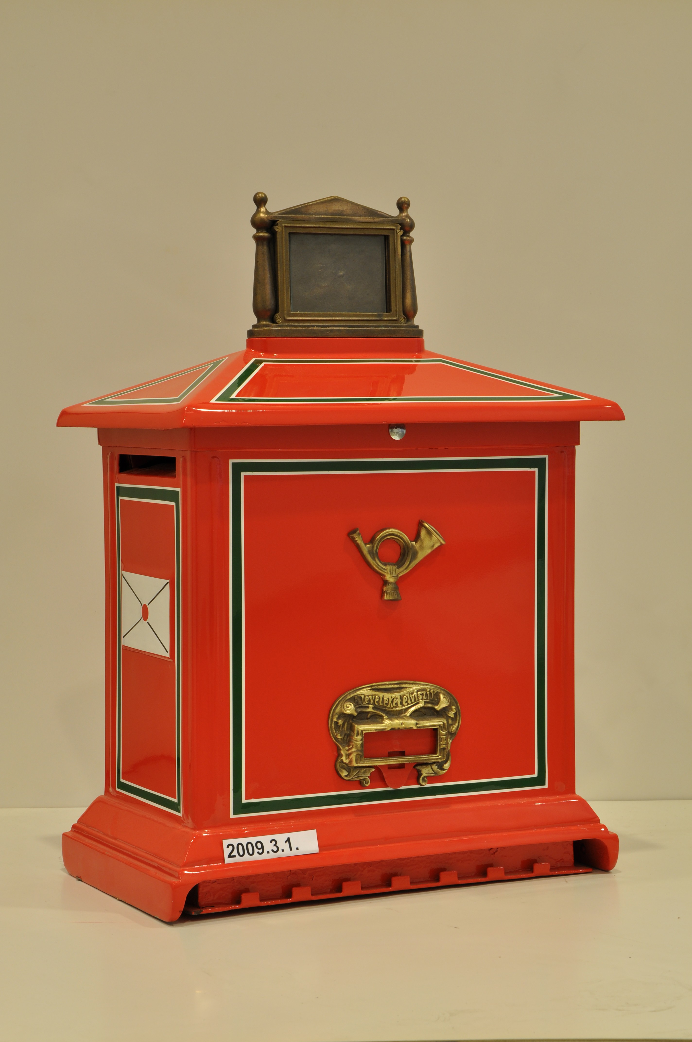 Nosztalgia típusú, gépi ürítésű levélszekrény (oromdíszes) (Postamúzeum CC BY-NC-SA)
