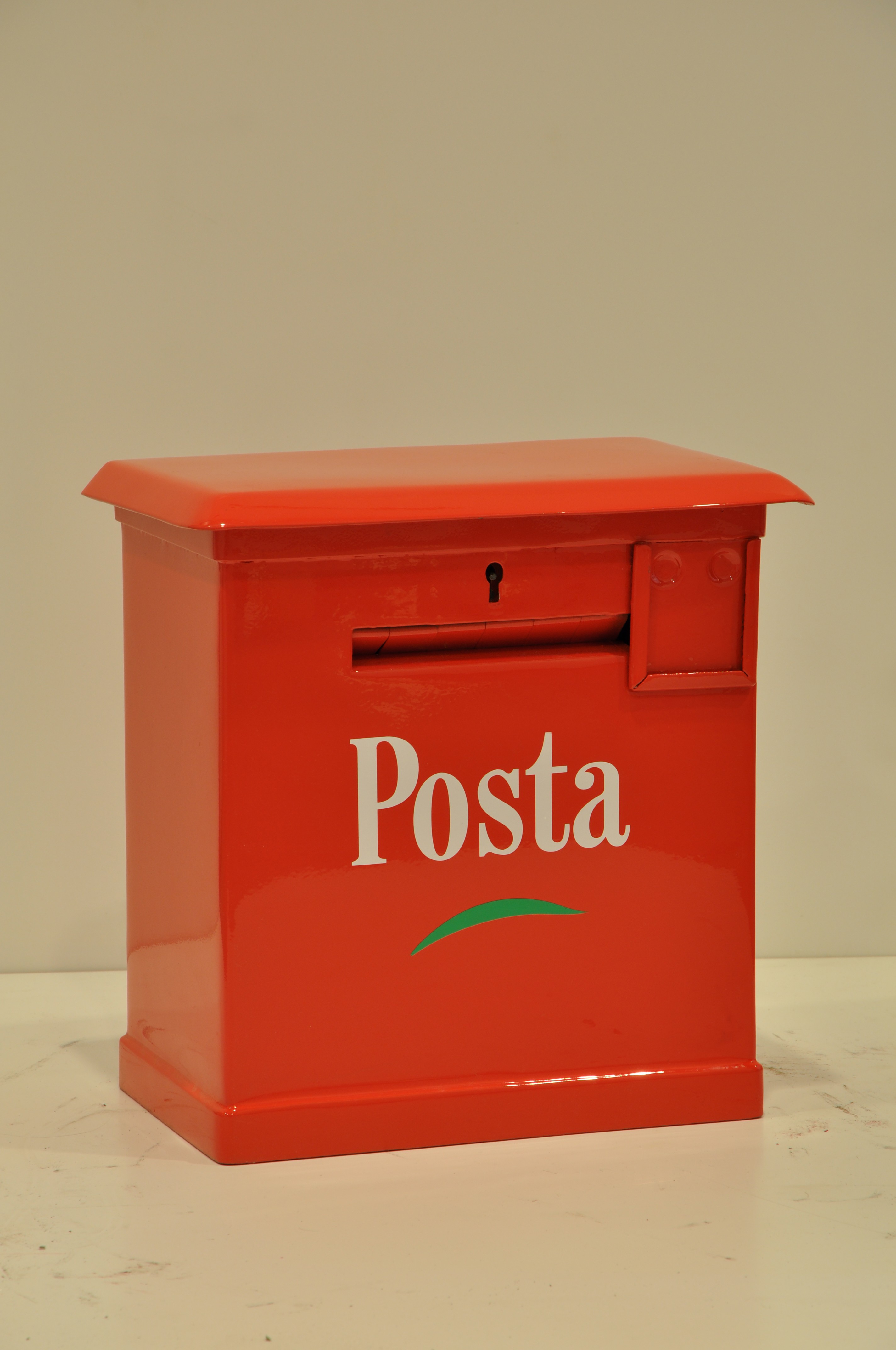 Kisalakú kulcsos levélszekrény (szitanyomással készített "POSTA" emblémával) (Postamúzeum CC BY-NC-SA)