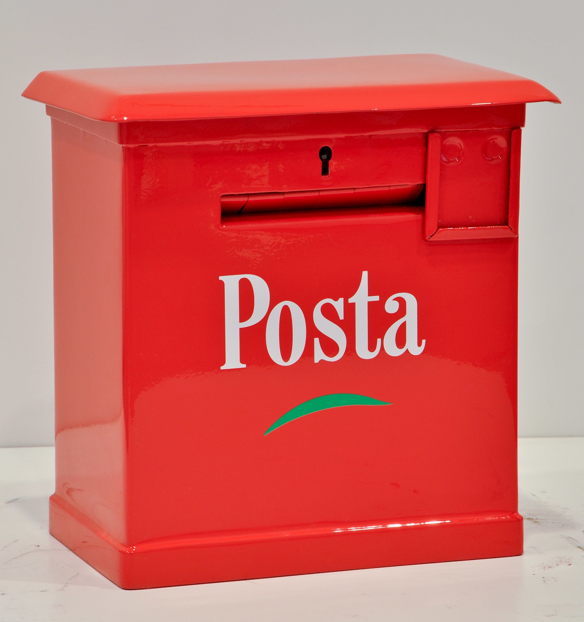 Kisalakú kézi ürítésű levélgyűjtő-szekrény (Postamúzeum CC BY-NC-SA)