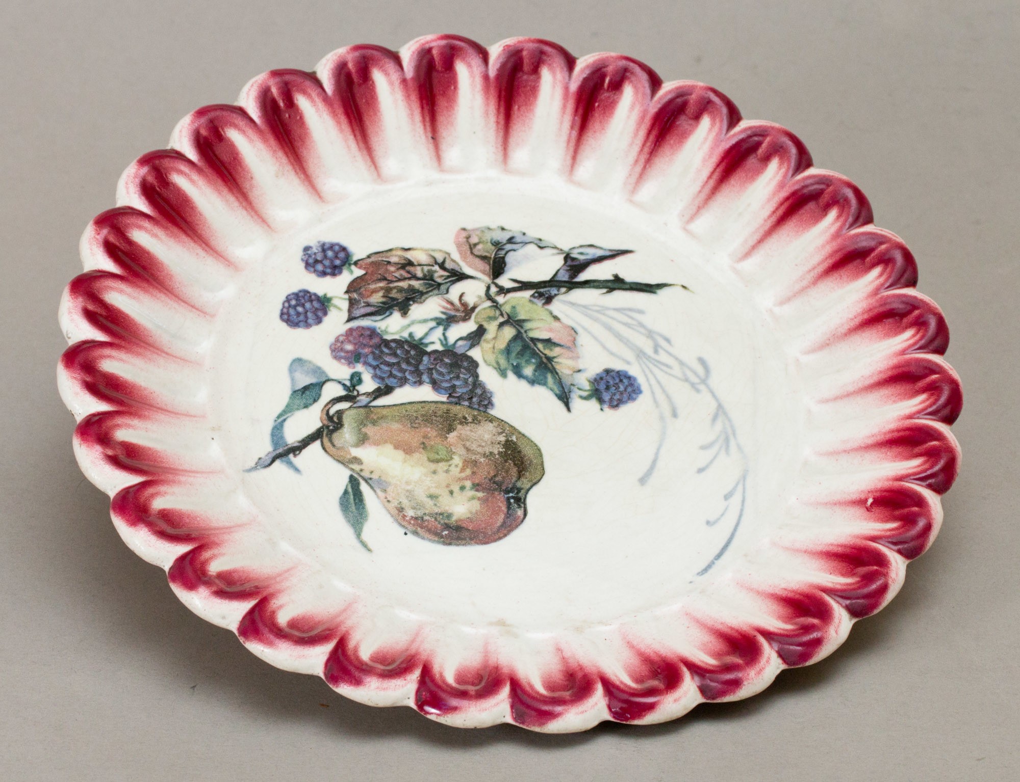 Festett fajansz tányér (Postamúzeum CC BY-NC-SA)