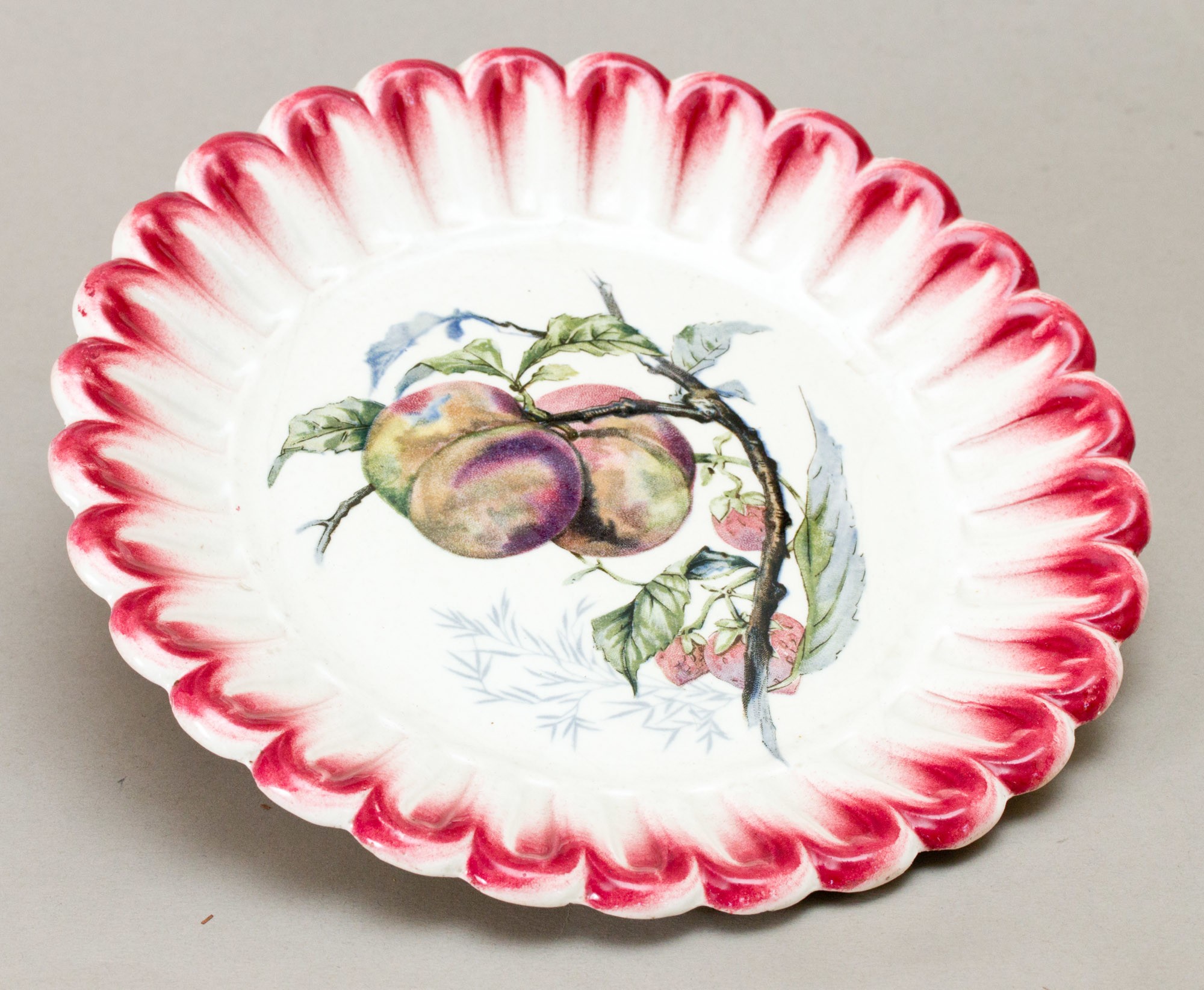 Festett fajansz tányér (Postamúzeum CC BY-NC-SA)