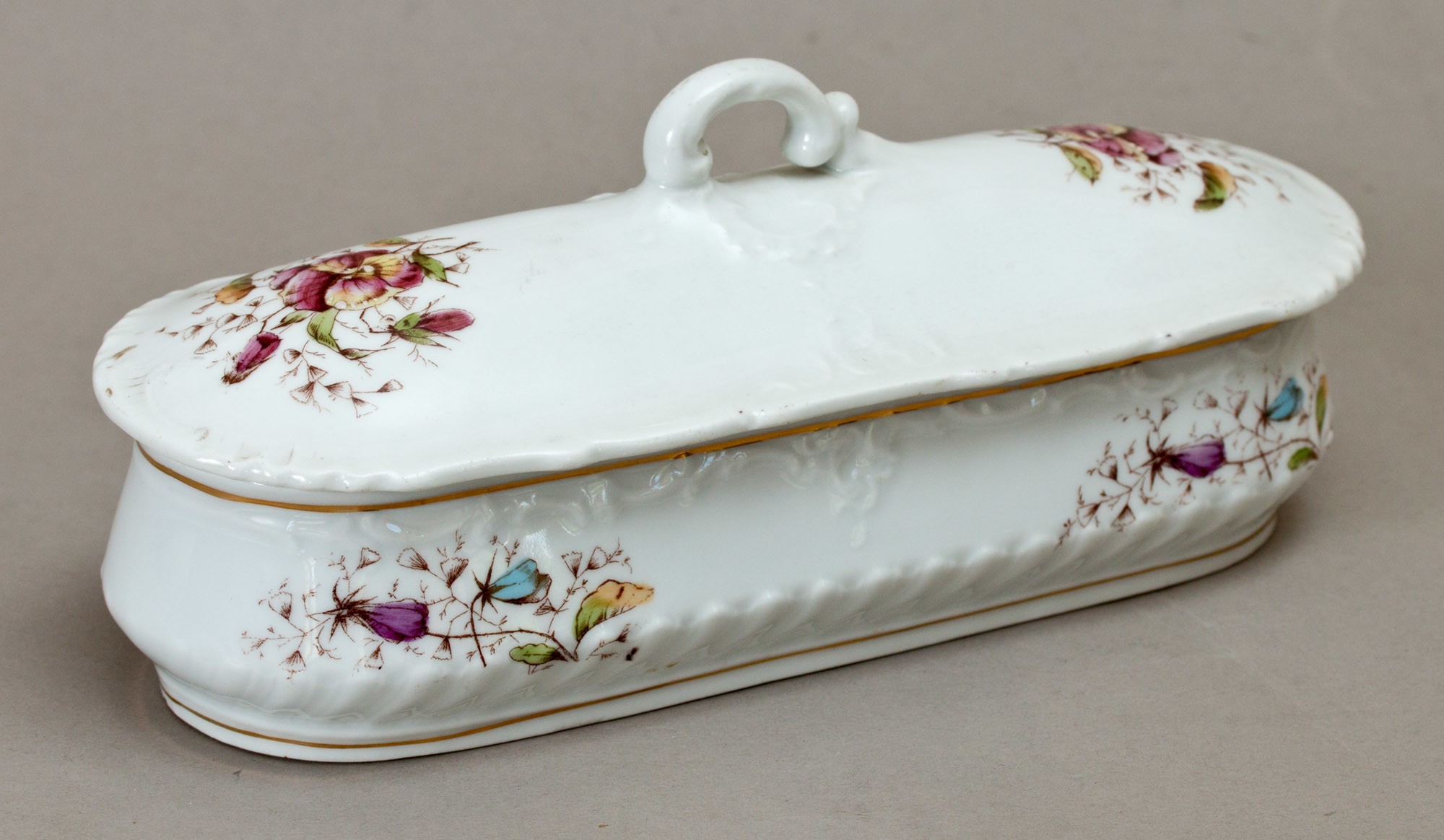 Porcelán mosdókészlet – szappantartó (Postamúzeum CC BY-NC-SA)