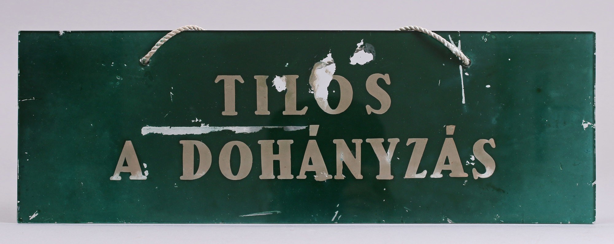 Üvegtábla-felirat „TILOS A DOHÁNYZÁS” (Postamúzeum CC BY-NC-SA)