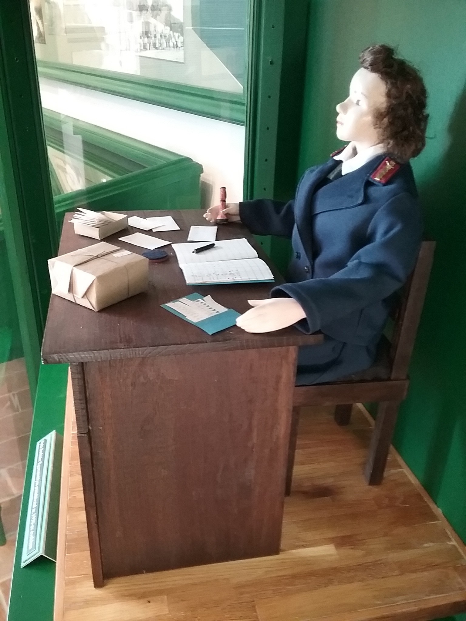 Postahivatal az 1950-es években, kezelőnővel (postáskisasszony bábu) (Postamúzeum CC BY-NC-SA)