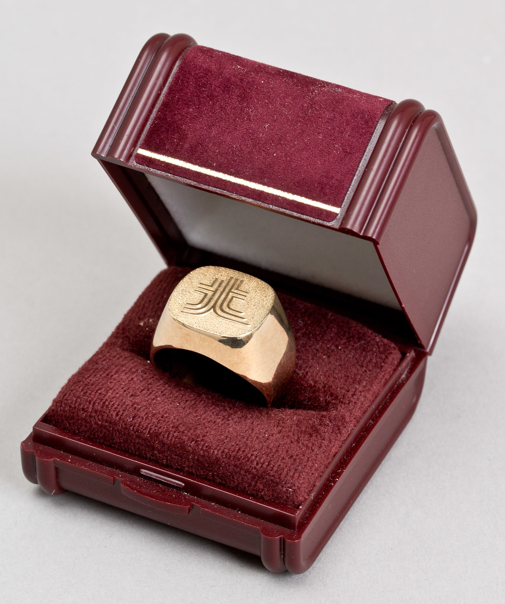 Arany pecsétgyűrű MATÁV logóval díszdobozban (Borsos Károly hagyatéka) (Postamúzeum CC BY-NC-SA)