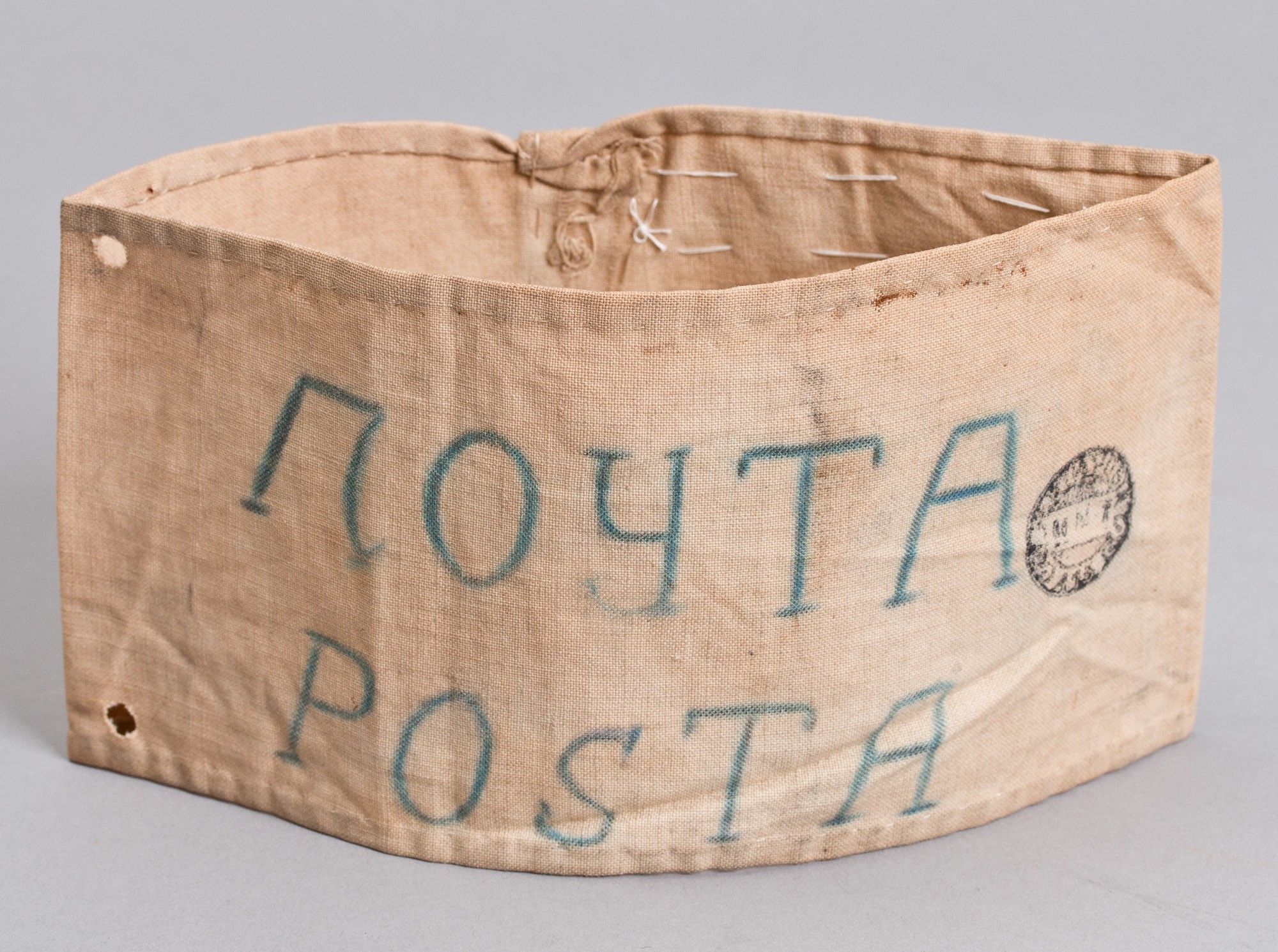 Postai karszalag „POSTA” cirillbetűs és latin betűs felirattal (Postamúzeum CC BY-NC-SA)