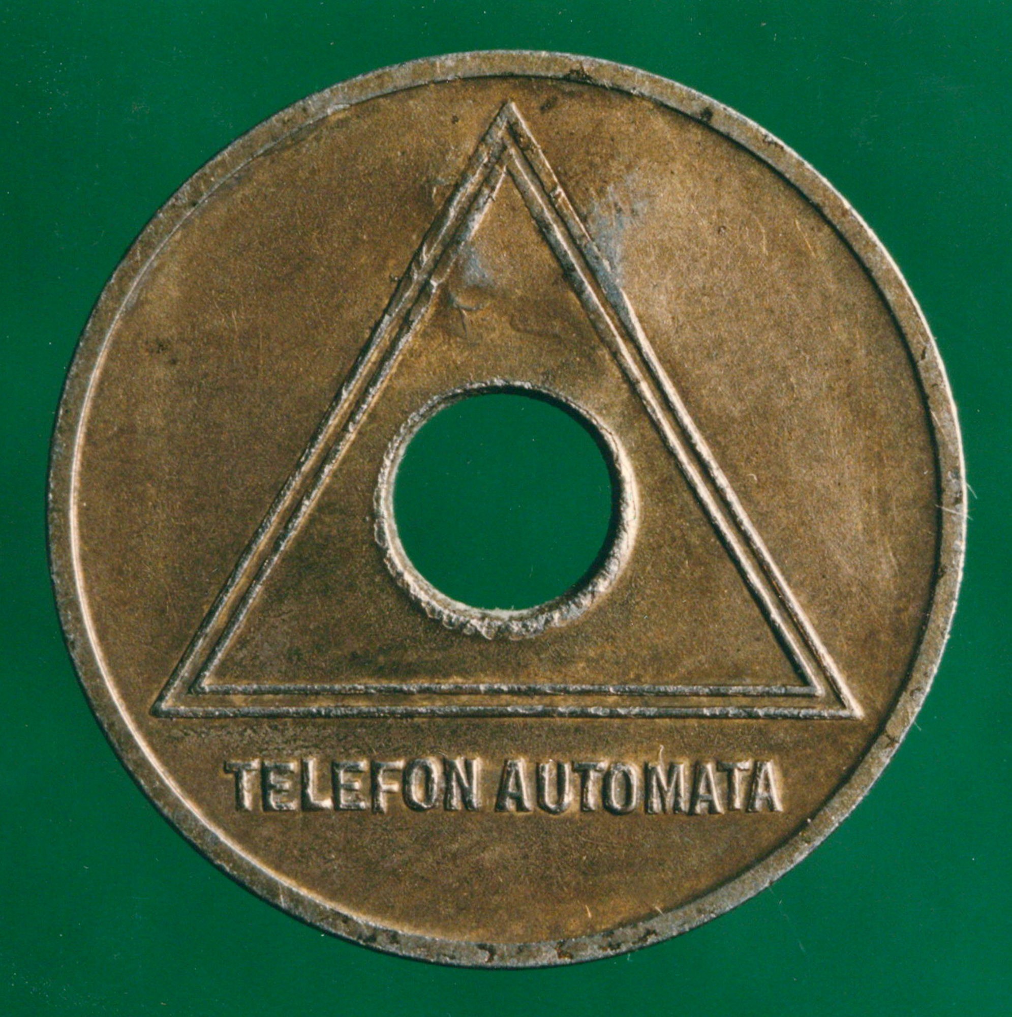 Távbeszélő érme „TELEFON AUTOMATA” „77” (Postamúzeum CC BY-NC-SA)