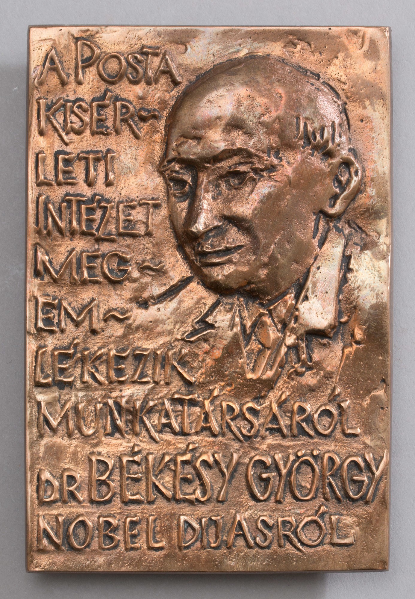 Emlékplakett - Békésy György (Postamúzeum CC BY-NC-SA)