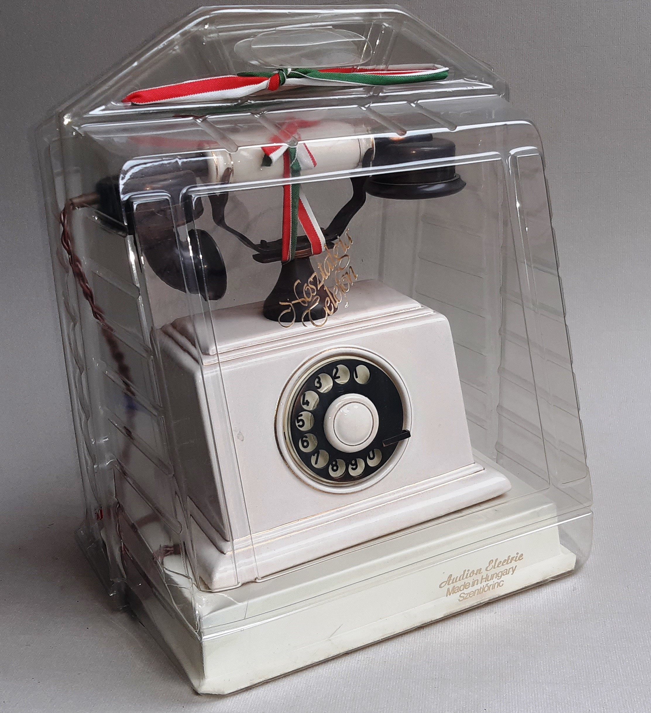 Telefonkészülék, CB Nosztalgia fehér kerámia (Postamúzeum CC BY-NC-SA)