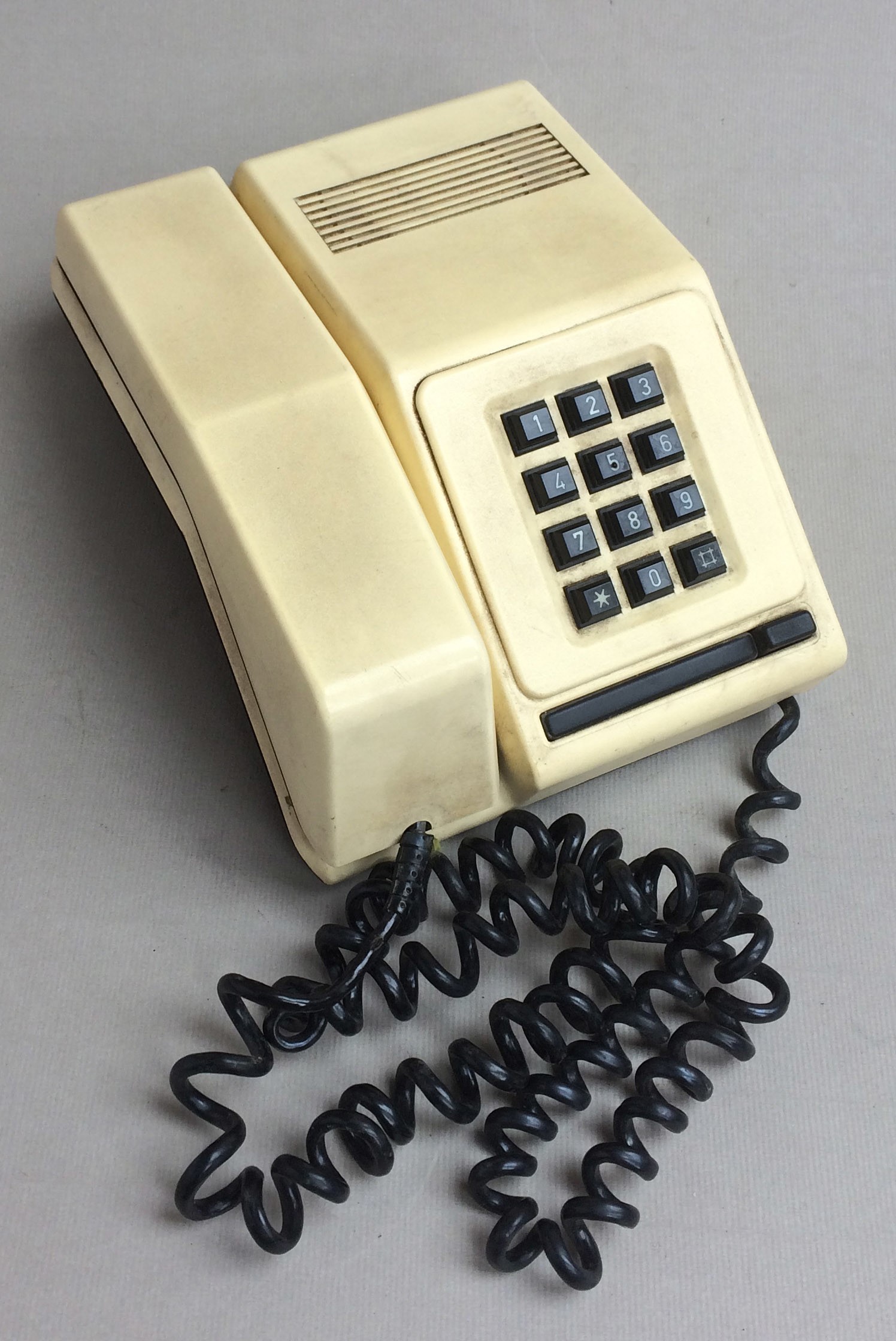 CB 812-es nyomógombos telefon (fehér) (Postamúzeum CC BY-NC-SA)