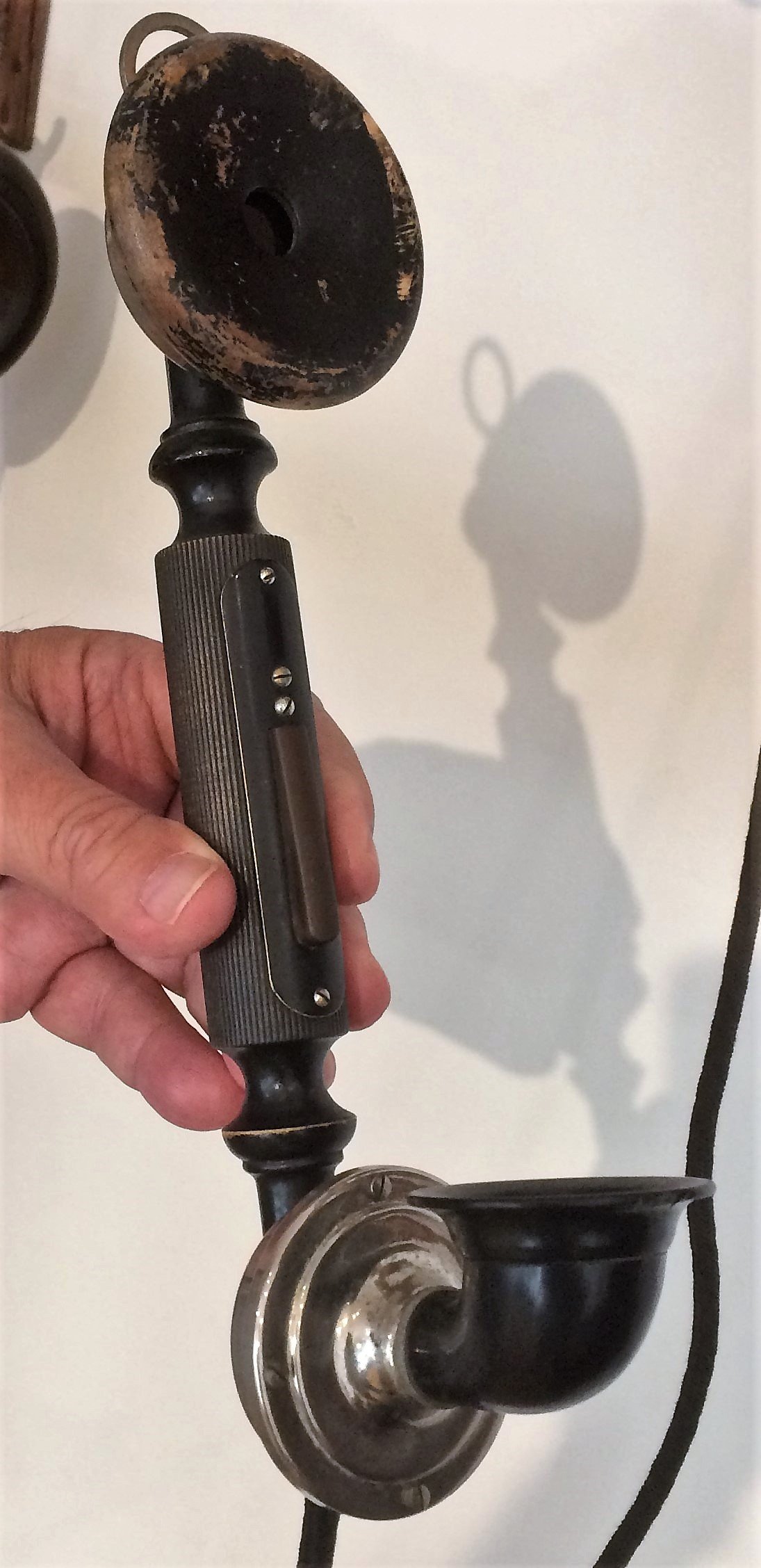 Kézibeszélő tölcséres mikrofonnal és mikrofon kapcsolóval, 84.157 készülékre szerelve (Postamúzeum CC BY-NC-SA)