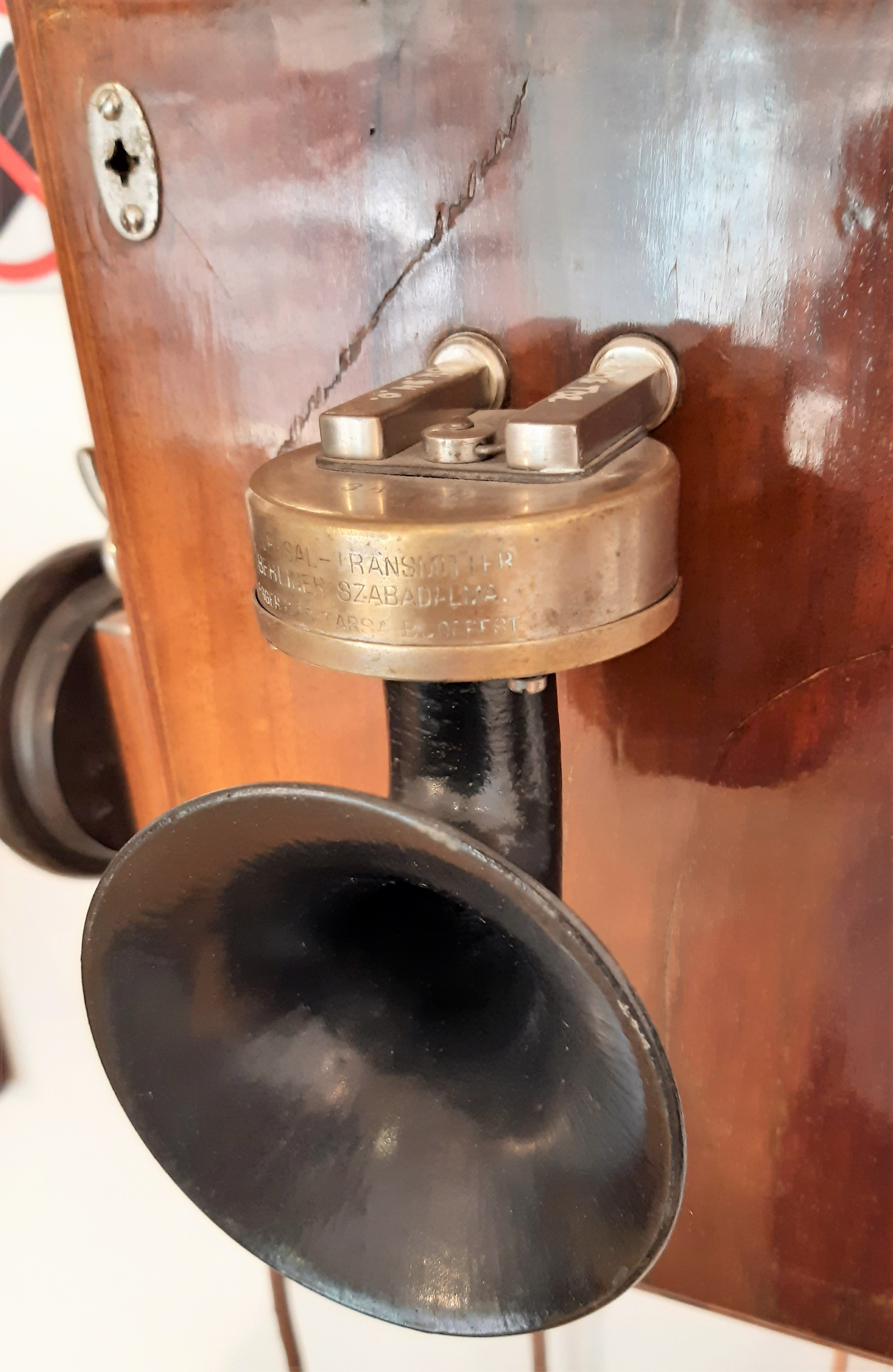 Berliner-féle szénmikrofon (metszet) (84.195-re szerelve) (Postamúzeum CC BY-NC-SA)