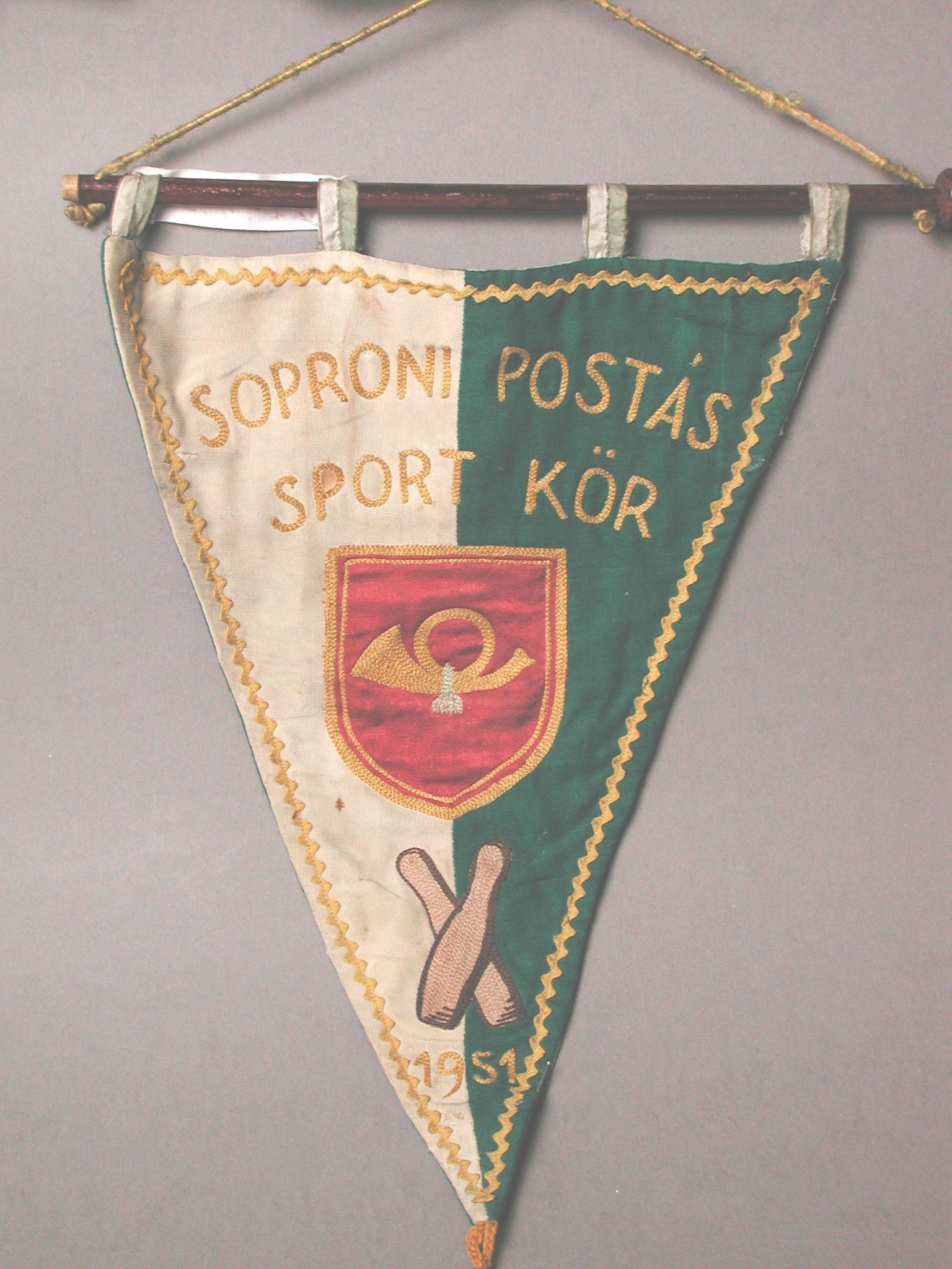 Soproni Postás Sportkör asztali zászlaja (Postamúzeum CC BY-NC-SA)