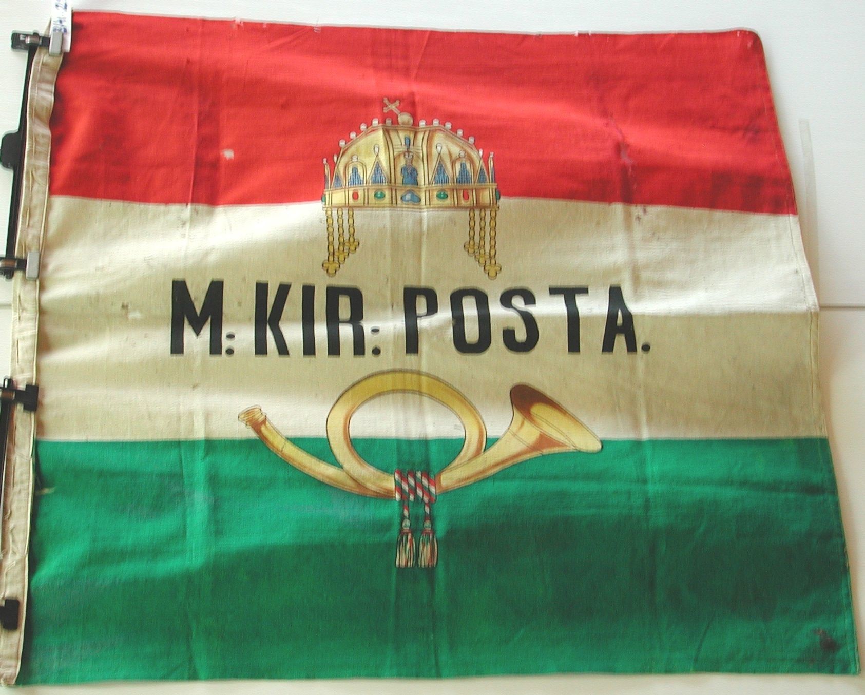 Nemzeti színű zászló M.KIR. POSTA felirattal (Postamúzeum CC BY-NC-SA)
