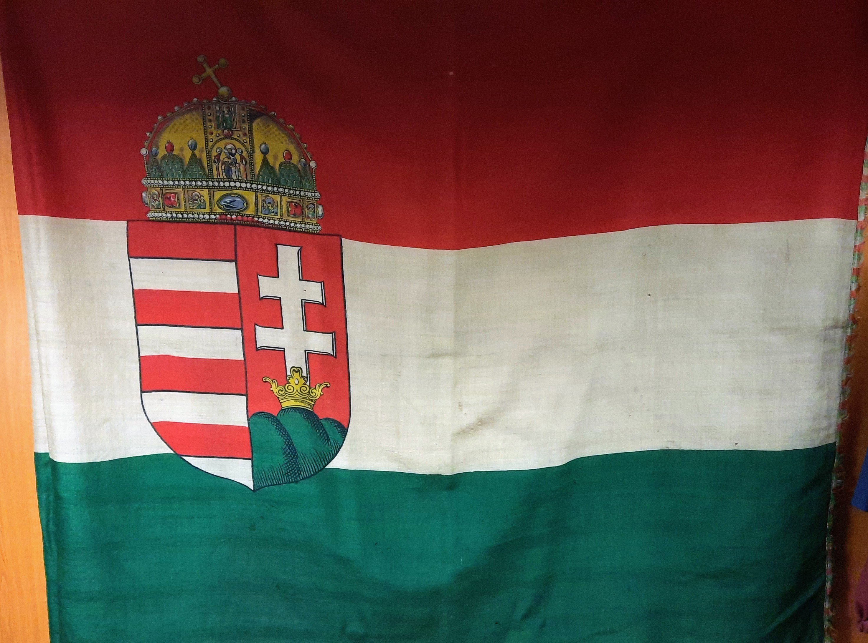 Zászló koronás címerrel (Postamúzeum CC BY-NC-SA)